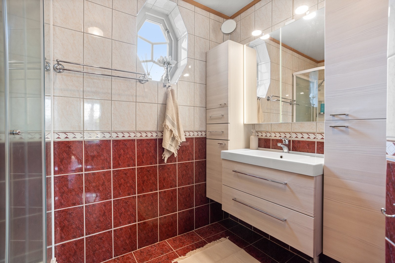 Baderom med wc, dusjkabinett, servant i diverse innredning, opplegg for vaskemaskin og tørketrommel. Galleribilde