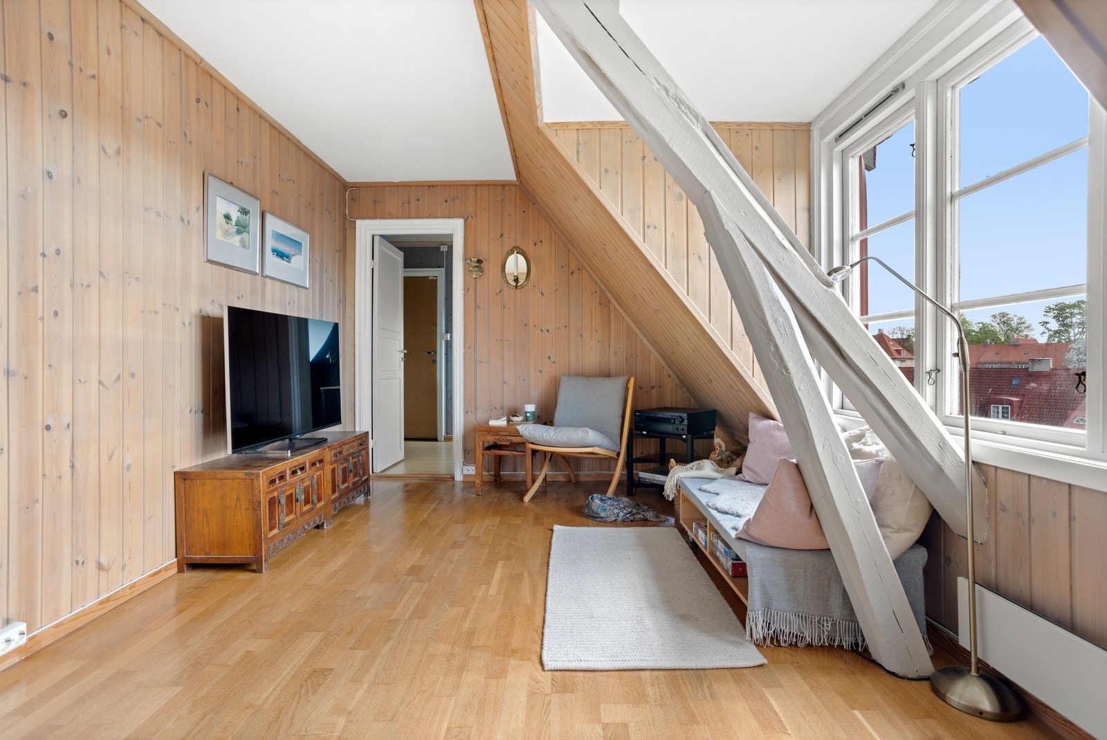 Et hyggelig rom som i dag er innredet til en hyggelig loftsstue. Galleribilde