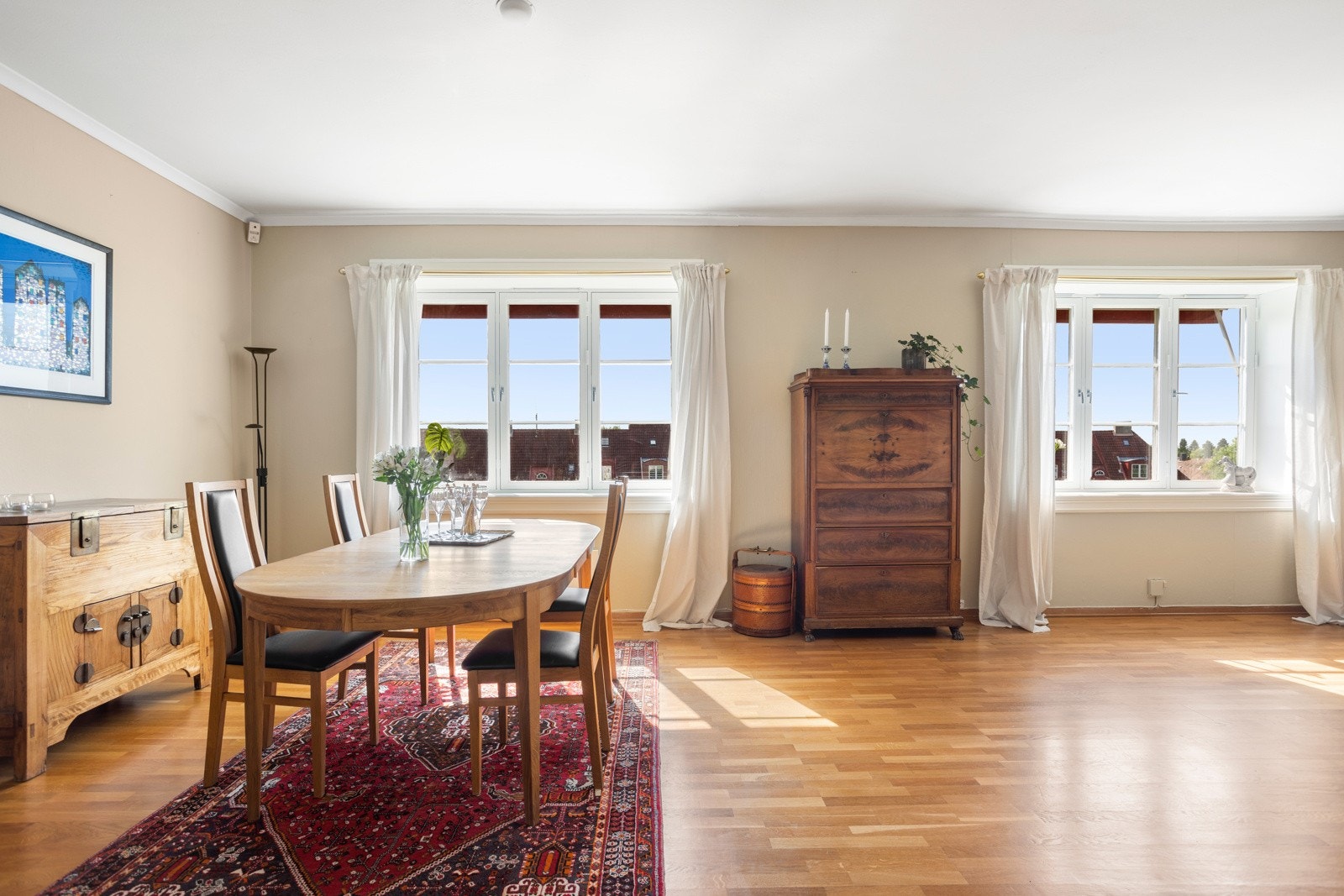 Veggene er lysmalte og takhøyden i stuen er på 2,69 meter. Galleribilde