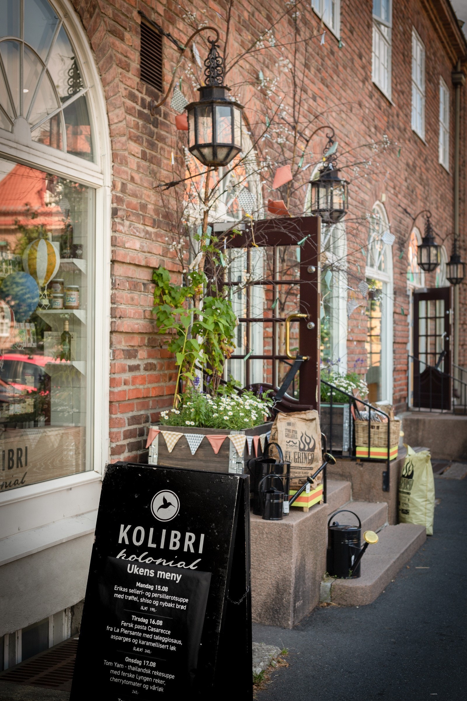 Damplassen byr på fontene, blomsterbutikk, klesbutikk, pizzarestaurant, delikatessebutikk/dagligvare og Åpent Bakeri med nydelige bakervarer og smakfull kaffe. Galleribilde