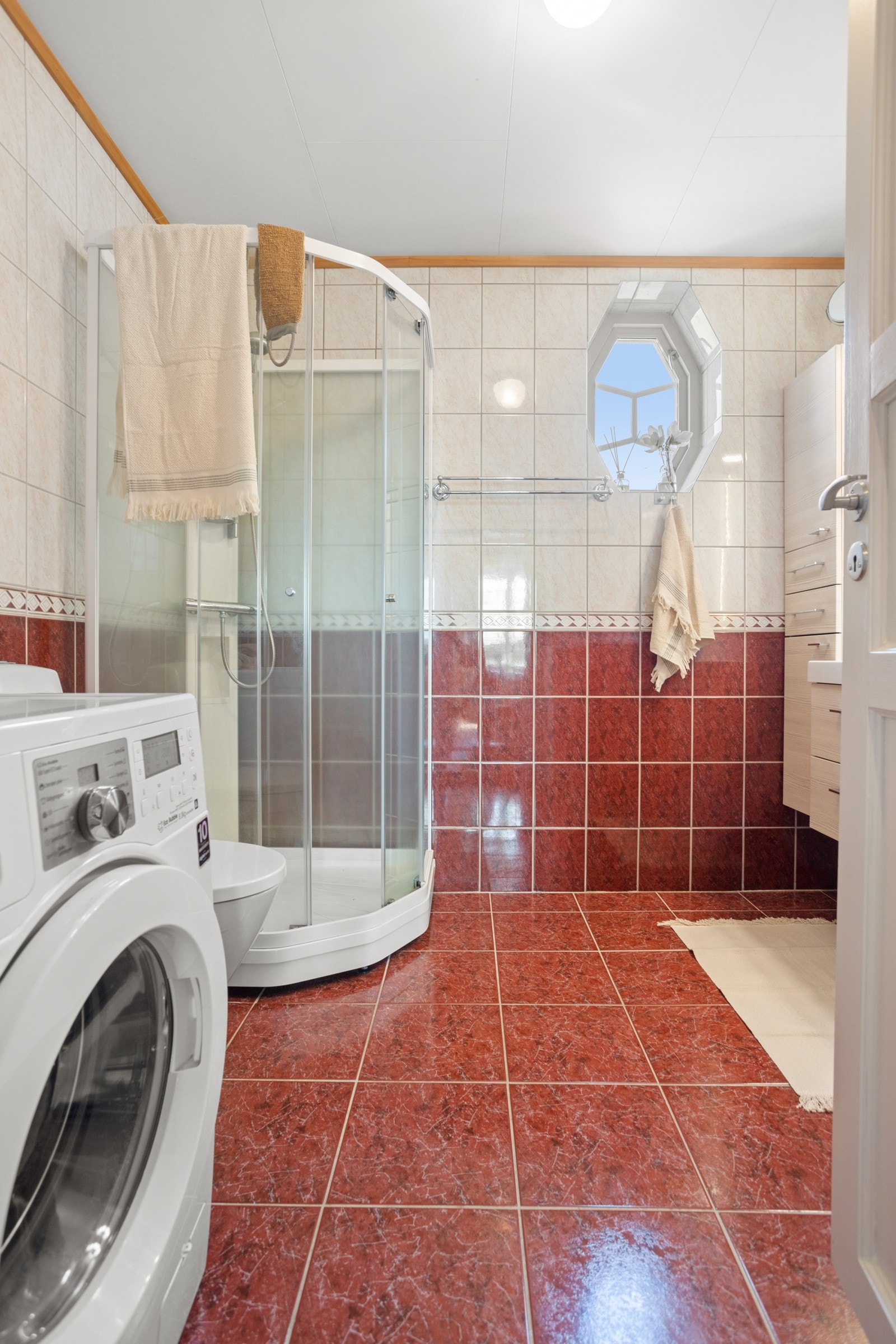 Badet ligger fint tilbaketrukket fra oppholdsrommene og i praktisk tilknytning til entréen. Galleribilde