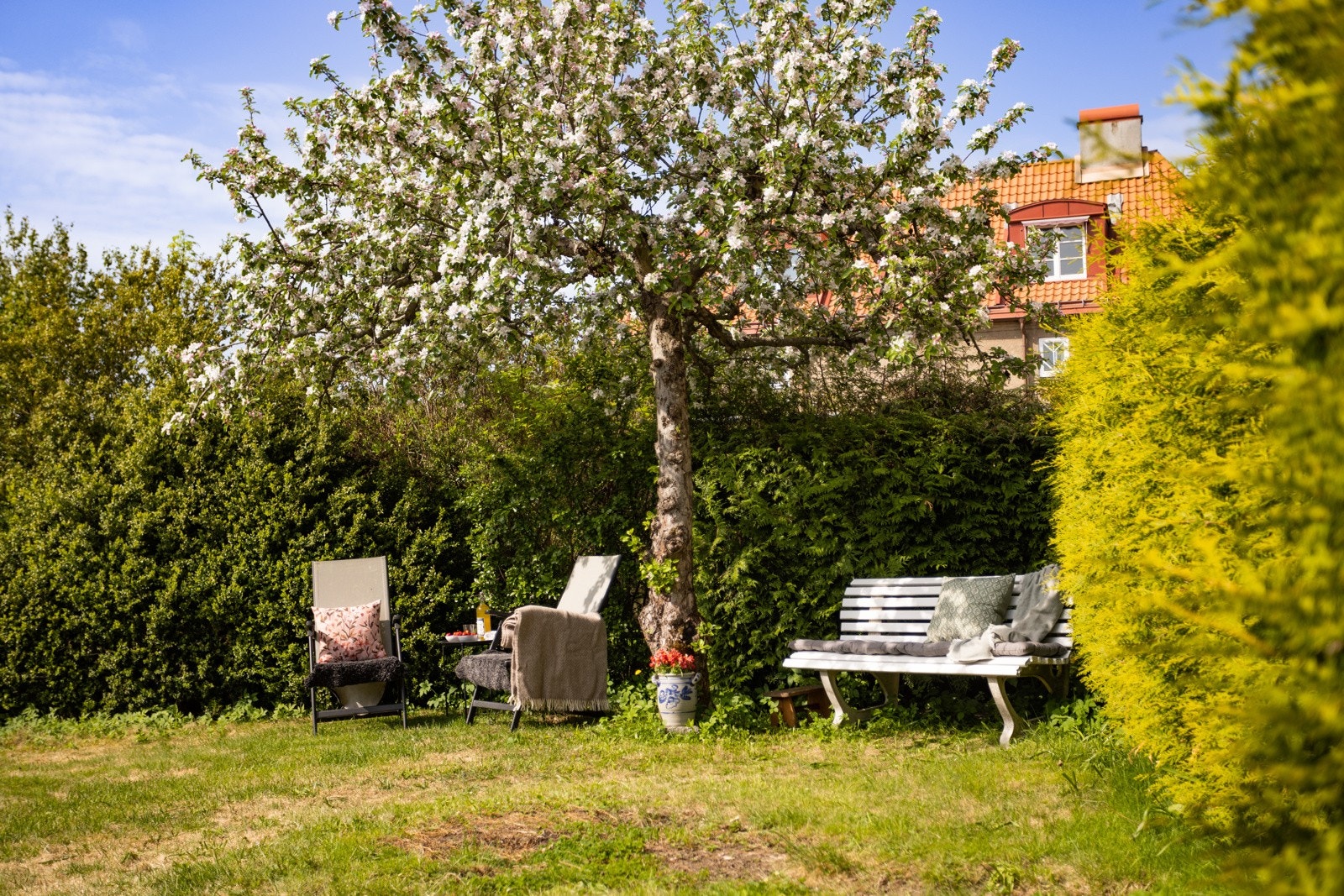 Hageparsellen er omkranset av vakker og frodig beplantning som skaper en skjermet oase. Det er i tillegg oppført utebod på 4,8 kvm for god lagringsplass i hagen. Galleribilde