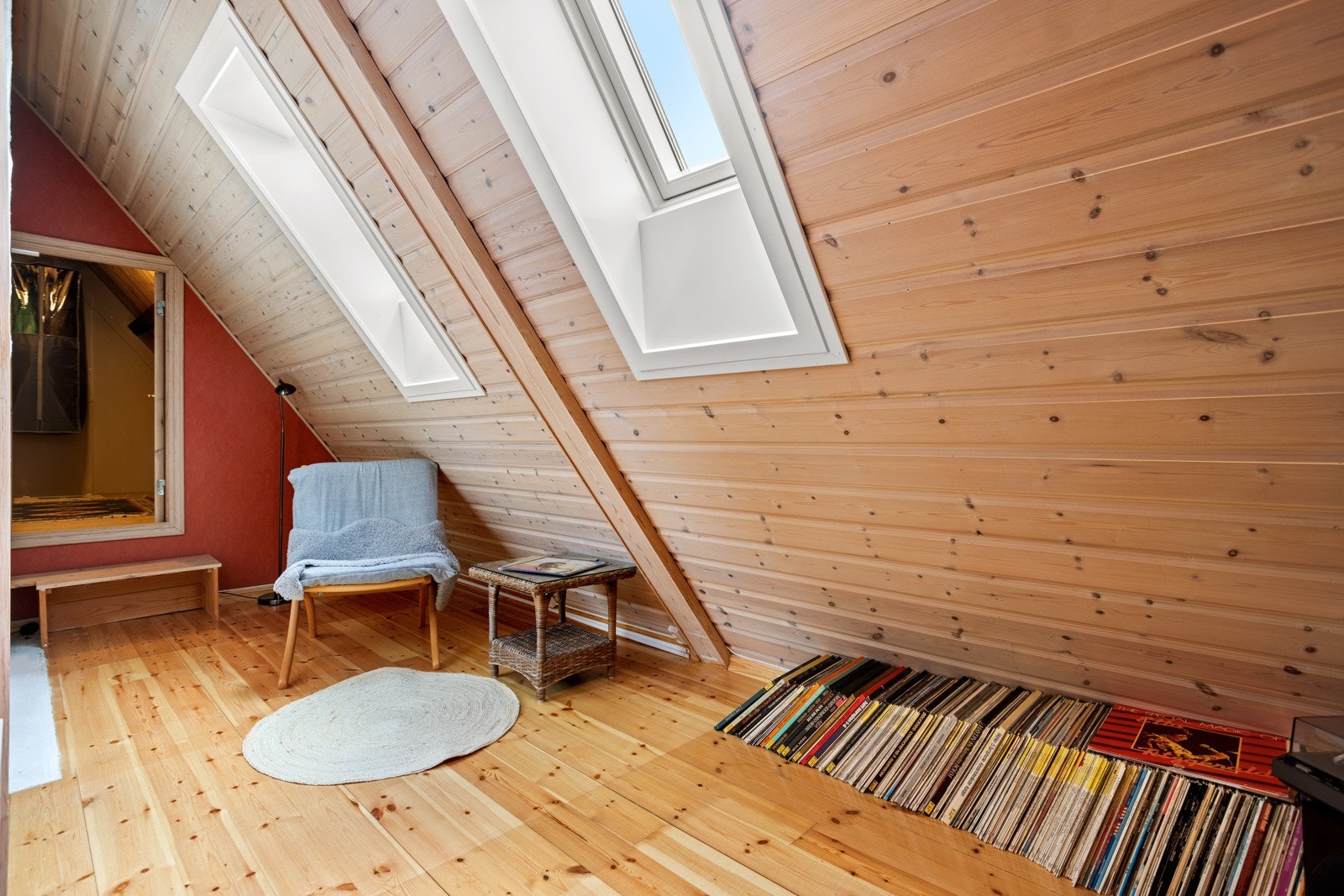 Det er både en liten stue, kontorløsning og bod på hemsen. Galleribilde