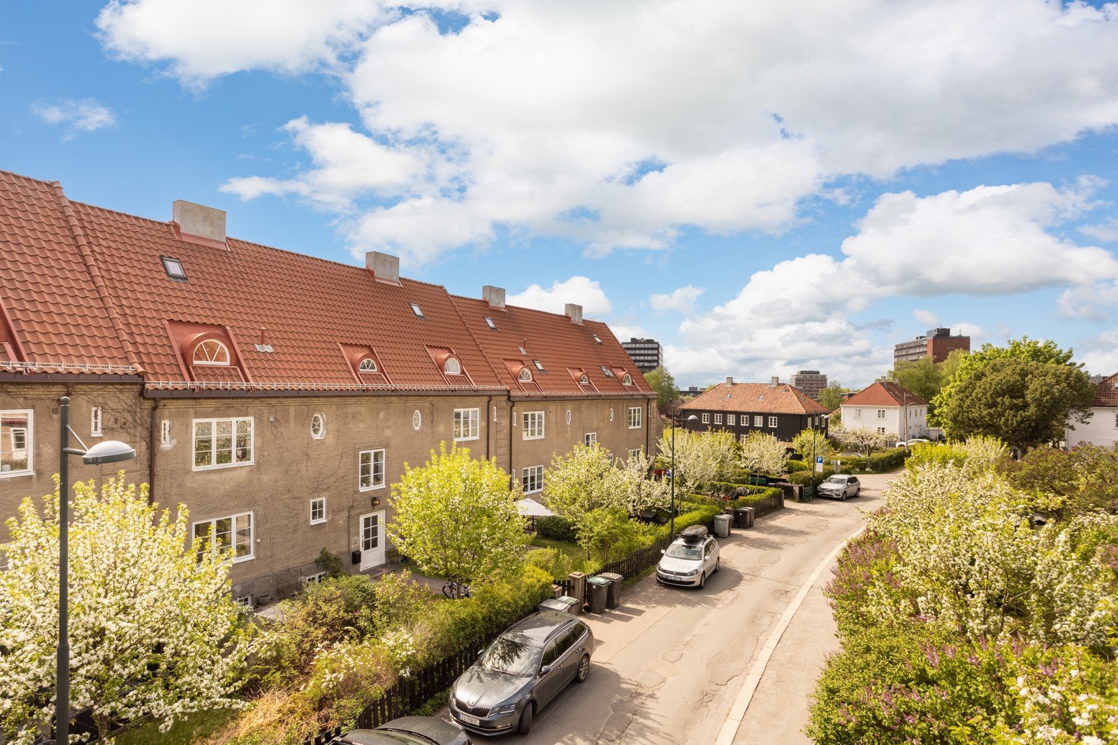 Boligen ligger høyt og fint til, og har en fantastisk beliggenhet rett ved Eventyrplassen som er et herlig lekeareal for barna. Galleribilde