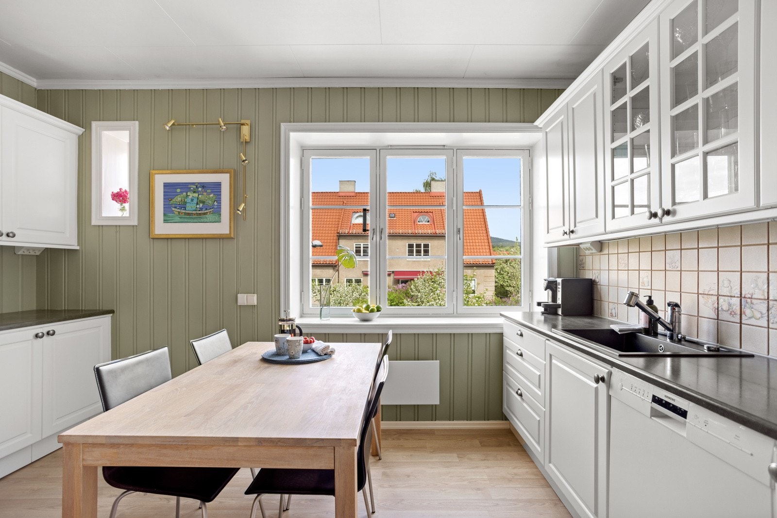 Klassisk og tidløs Ballingslöv kjøkkeninnredning som var ny i 2013. Galleribilde