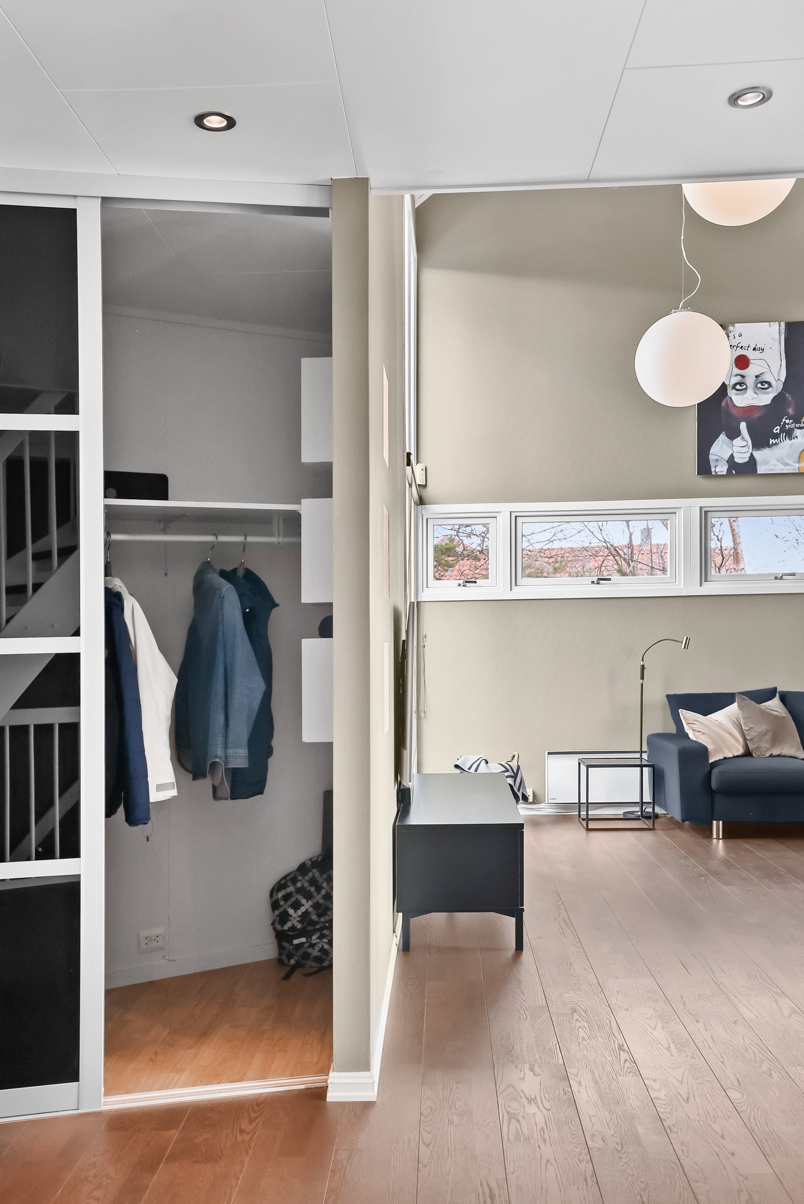 God lagringsplass i skyvedørsgarderobe Galleribilde