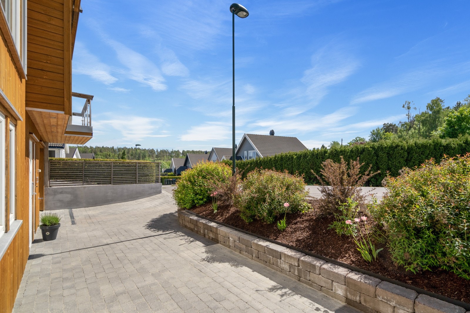 Uteområde med plass til parkering Galleribilde