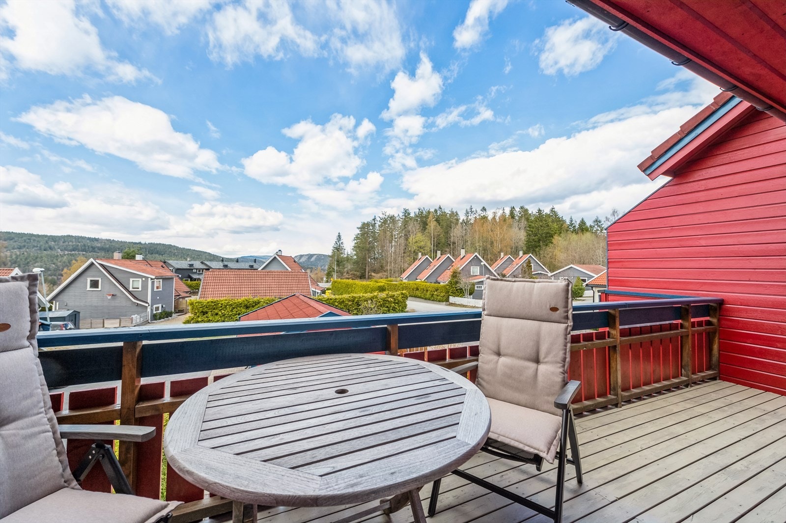 Hyggelig veranda med gode solforhold gjennom hele dagen og utover kvelden. Galleribilde