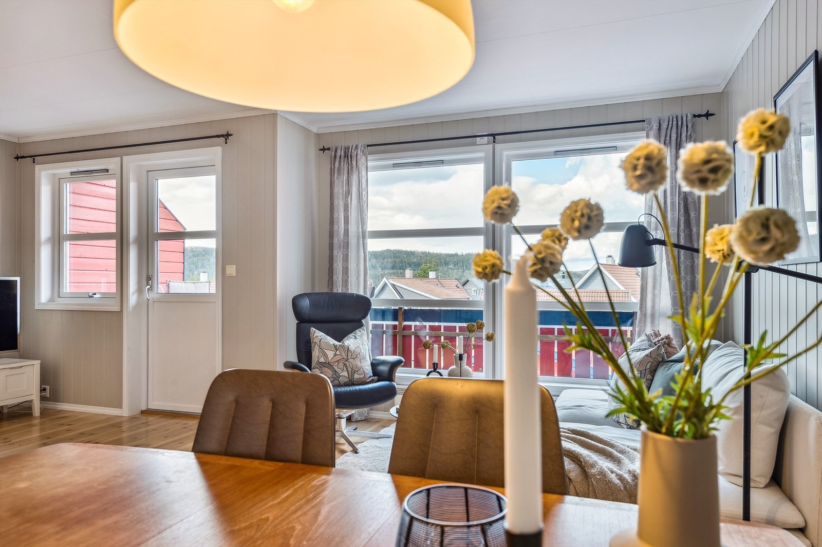 Fra stuen er det utgang til boligens veranda Galleribilde