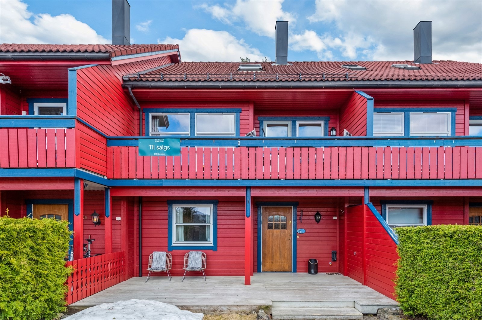 Tilbaketrukket og attraktivt beliggende i et rolig og veletablert område sentralt og samtidig nær marka - under 100m til skiløype. Galleribilde
