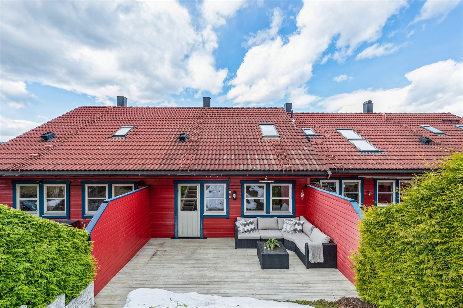 Terrasse med videre adkomst til hage samt direkte tilgang ut i skogen. Galleribilde