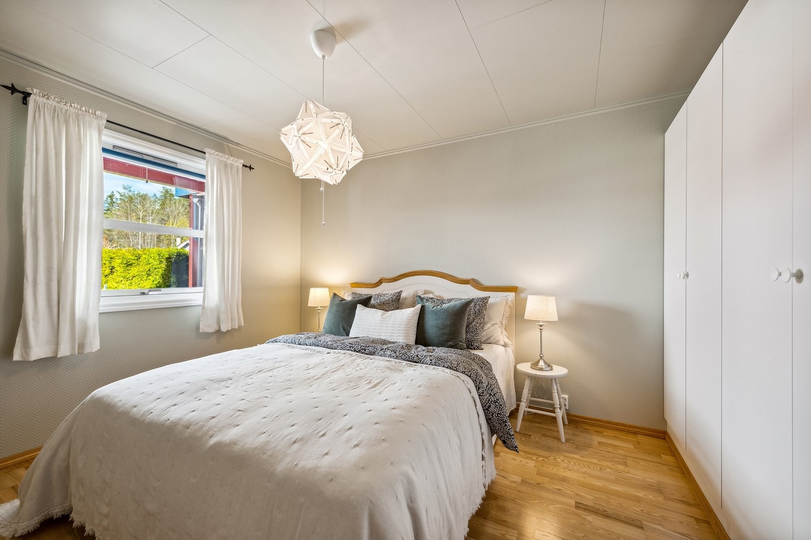 Soverom i underetasjen - god plass til seng og garderobeløsning Galleribilde
