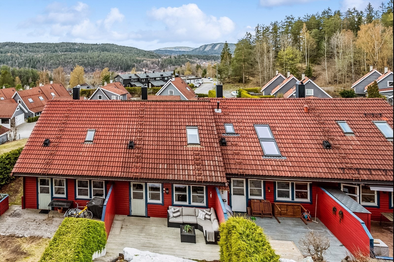 Området består i hovedsakelig av frittliggende boligbebyggelse, rekkehus, og småhusbebyggelse Galleribilde