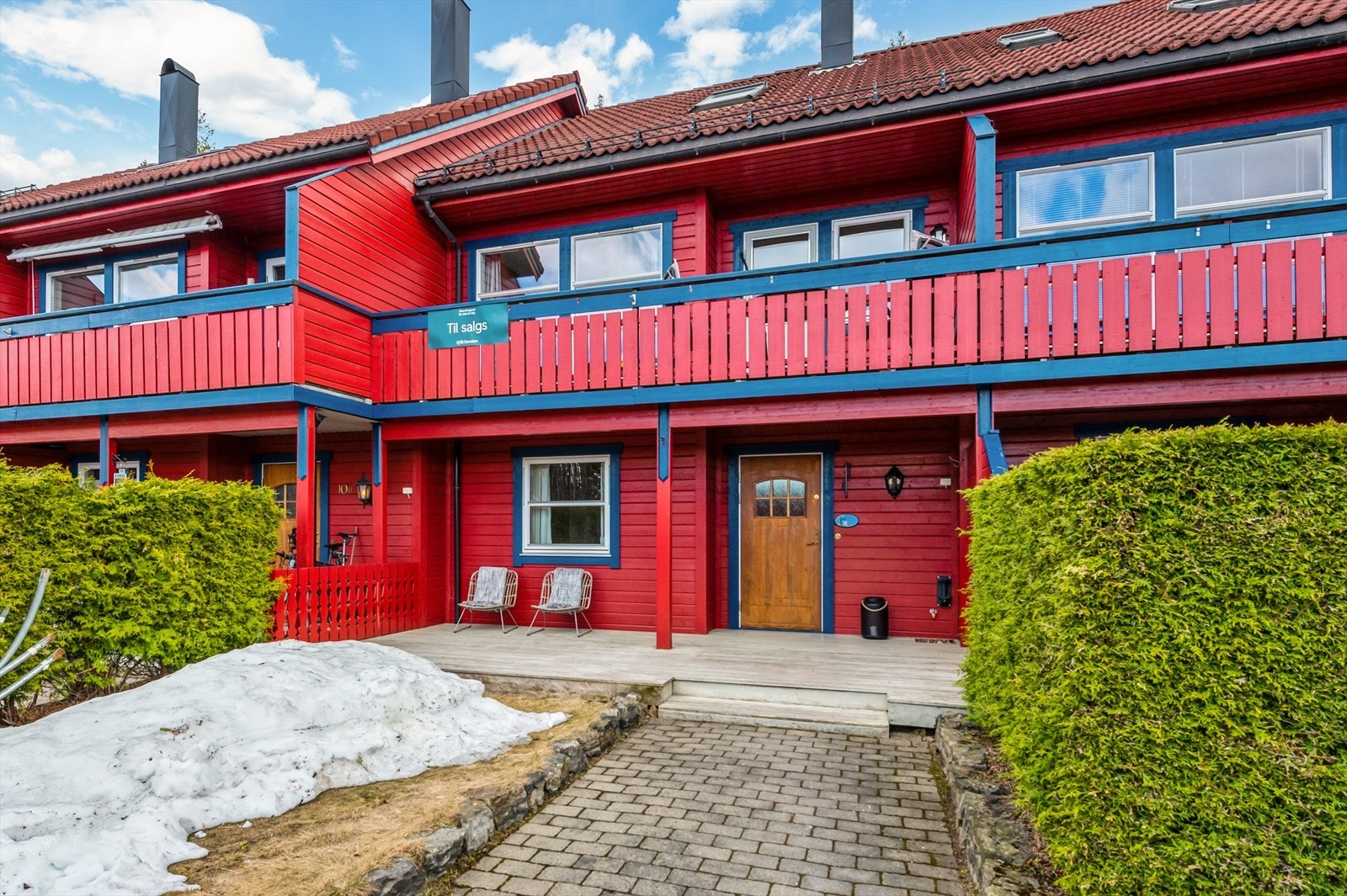 Fremsiden er pent opparbeidet med belegningsstein, terrasse og plen. Arealet her passer perfekt for trampoline. Galleribilde