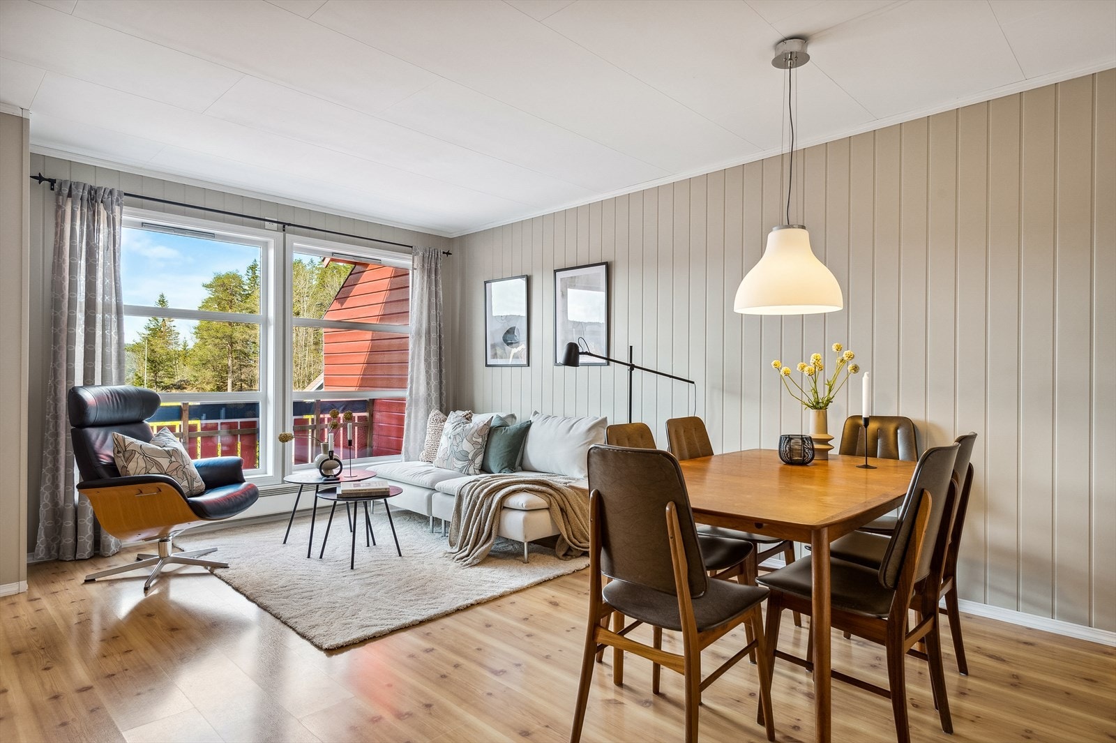 I stuen er det plass til hyggelig sofakrok, ønsket medie- og oppbevaringsmøblement, samt spisebord. Galleribilde