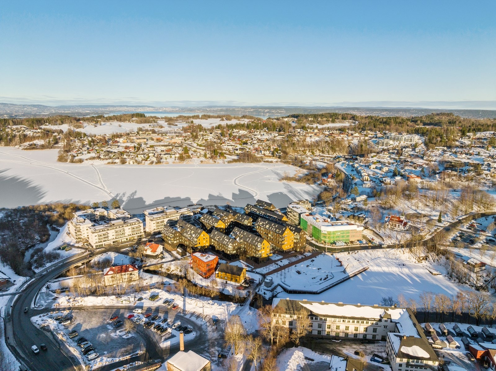 Heggedal sentrum med togstasjon, innbyggertorg og bibliotek - ca. 13 min gangavstand. Galleribilde
