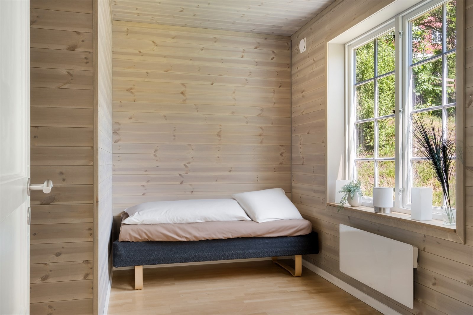 Nytt panel på vegger og tak + etterisolering av vegger og tak fra innsiden slik at huset er enkelt å oppvarme. Galleribilde