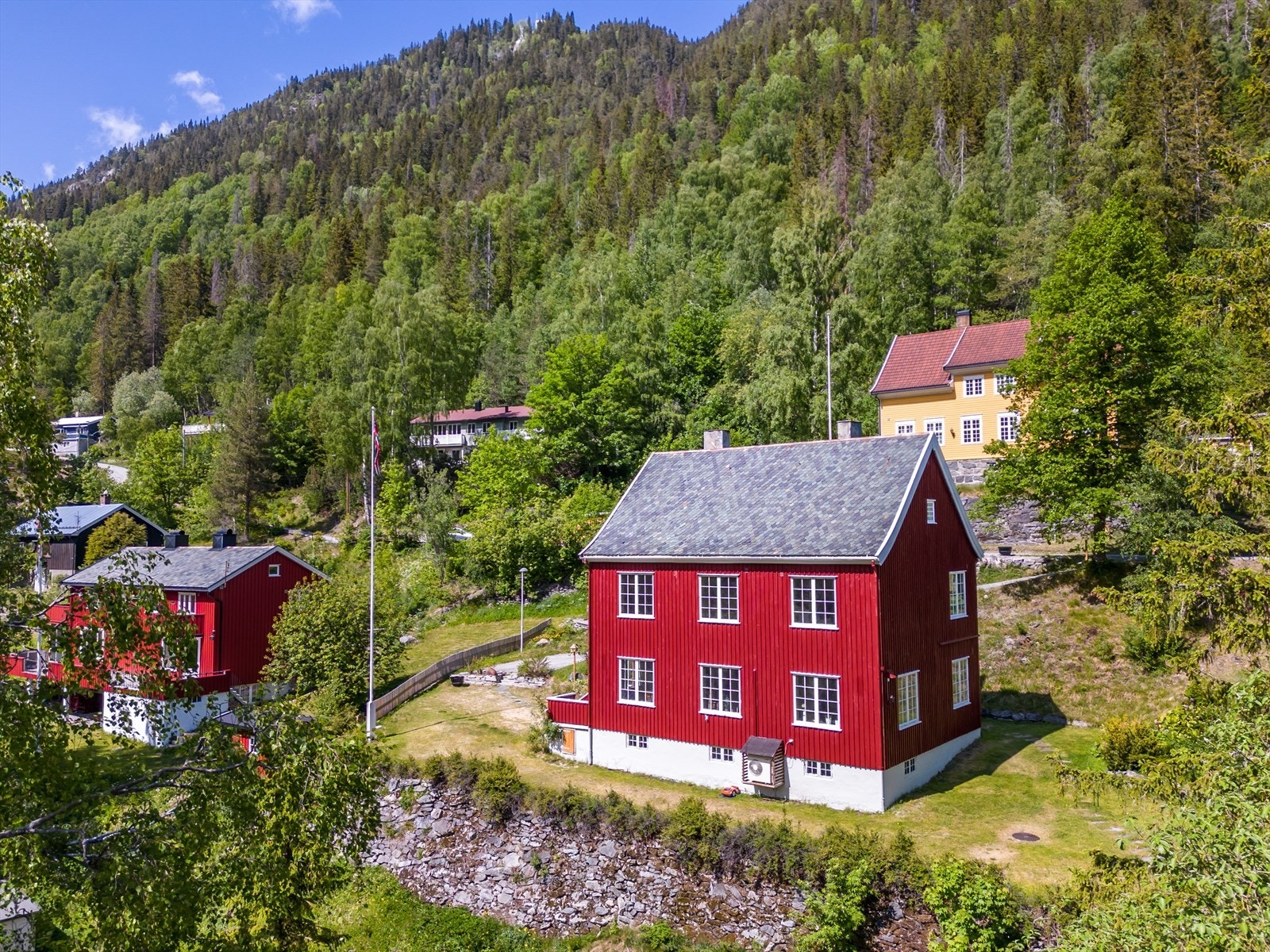 Bygget i 1918 som funksjonærbolig og designet av anerkjente arkitekt Magnus Poulsson. 1.etg og 2.etg er oppgradert i 22/23 med tidløs stil og moderne komfort. Galleribilde