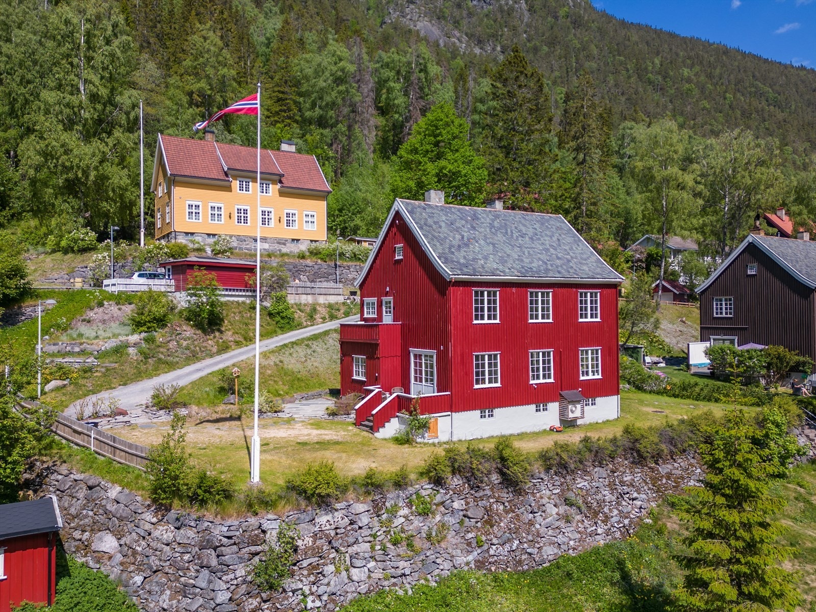Velkommen til Fjellveien 5 - Oppgradert, klassisk og stor villa med tidløs stil og moderne komfort. Galleribilde