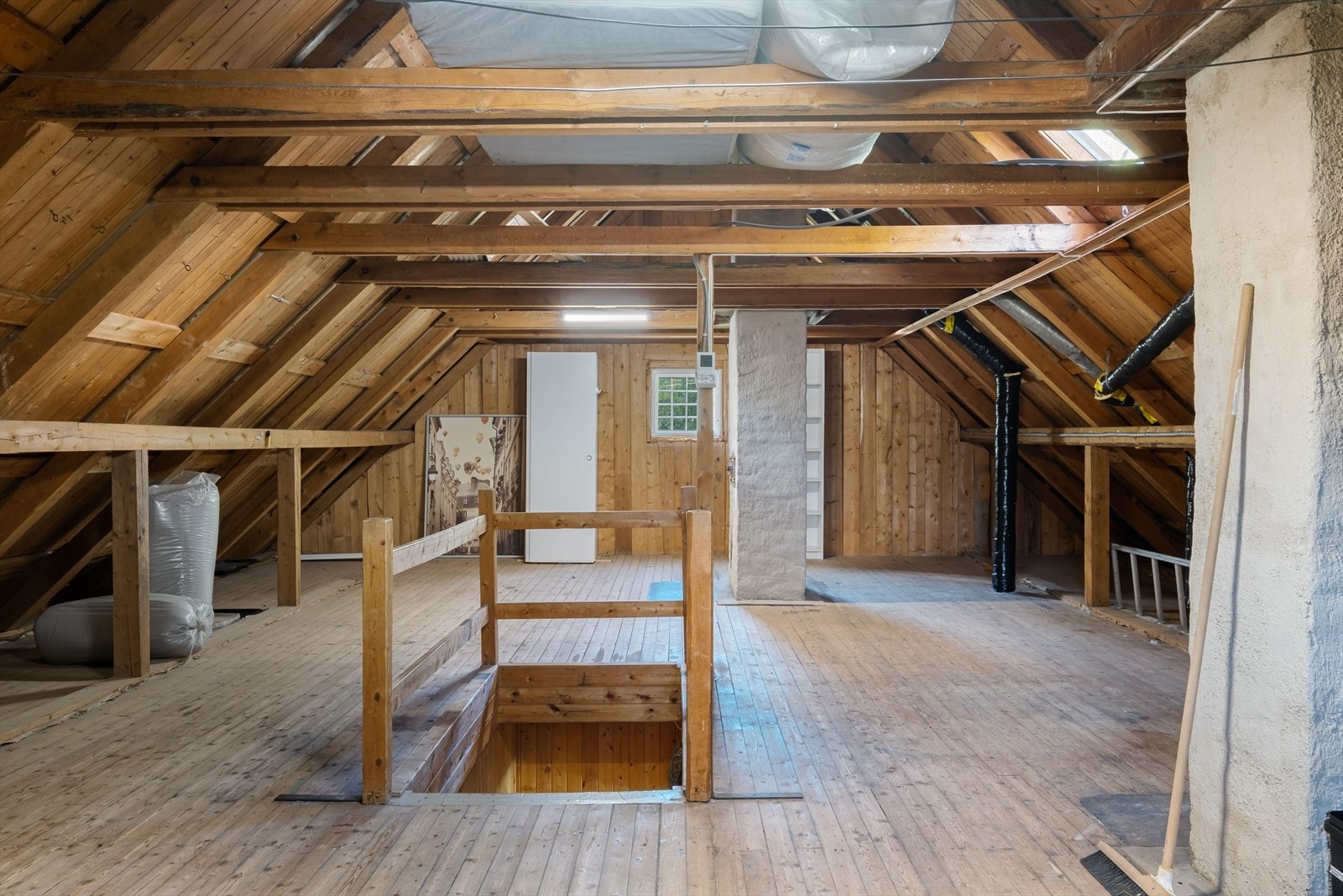 Loft er på ca. 54 kvm med tregulv, og byr på gode muligheter for lagring. Galleribilde