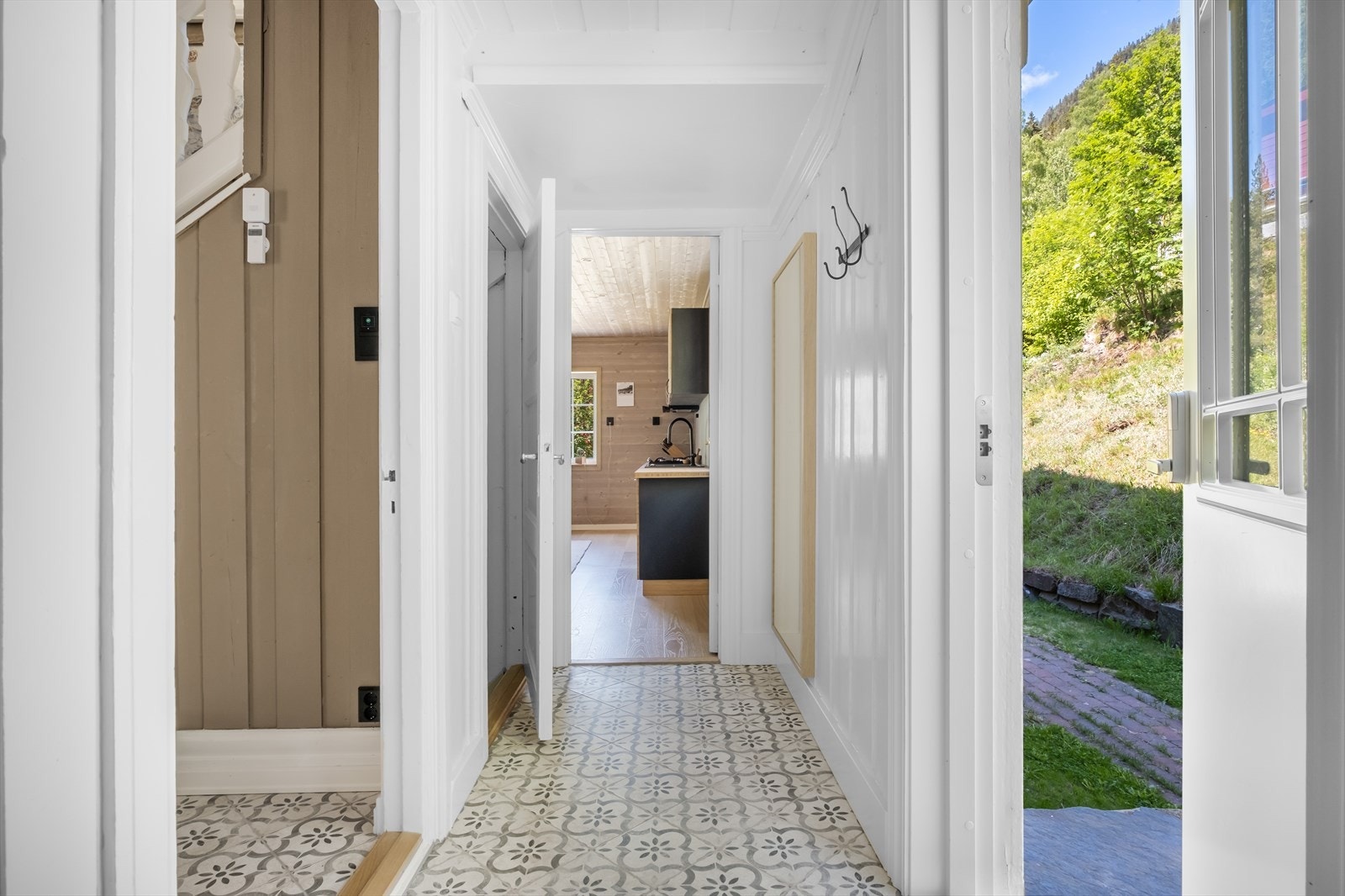 Vel inne blir du ønsket velkommen i en stor, innbydende vindfang/hall med lysmalte vegger og flislagt gulv. Galleribilde