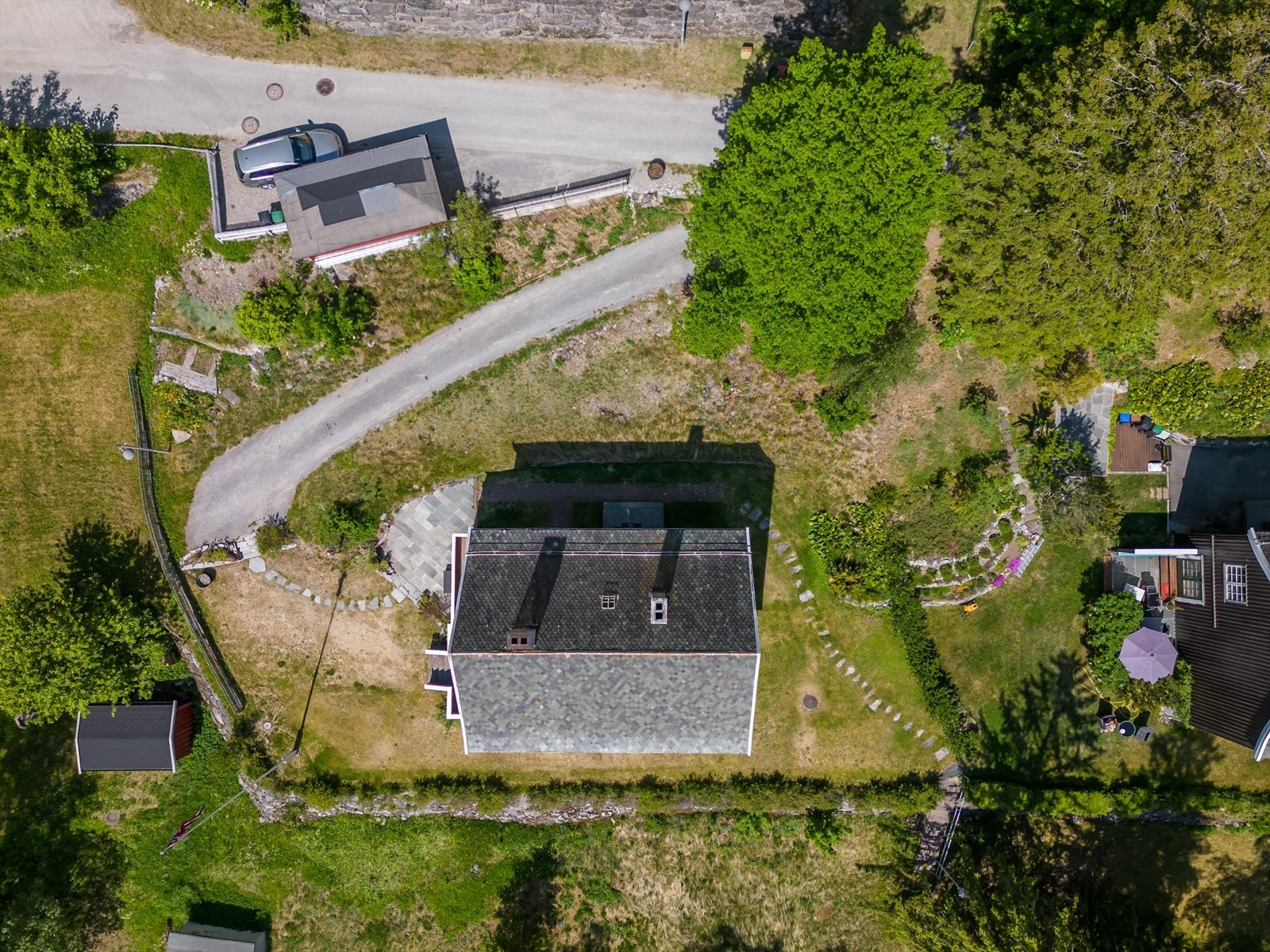 Stor og innholdsrik tomt på ca. 1581 kvm. Eiendommen har en flott beliggenhet vest for Rjukan sentrum. Galleribilde