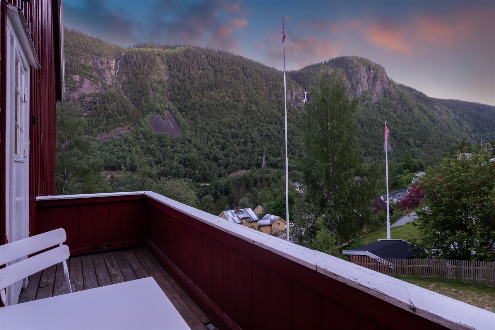 Adkomst til en koselig balkong fra badet med en nydelig utsikt utover landskapet. Galleribilde