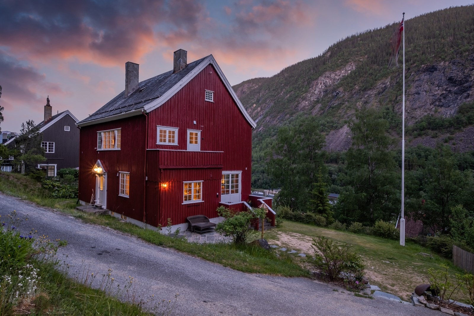 Boligen strekker seg over tre plan og har spennende og innholdsrike løsninger som passer perfekt for familier. Galleribilde