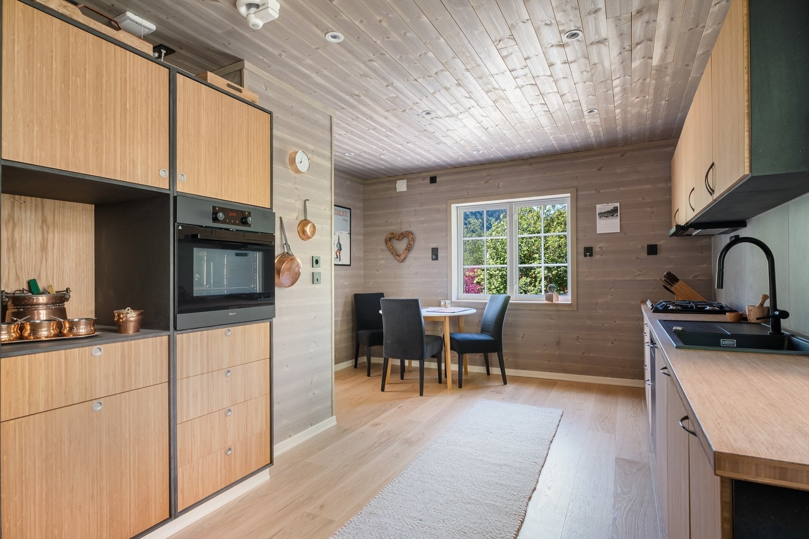 Kjøkkenet er utstyrt med avtrekkshette over gasskomfyr, steketopp med gass, oppvask og skyllekum med 1-greps blandebatteri, Beko oppvaskmaskin, integrert stekeovn og kjøleskap. Galleribilde