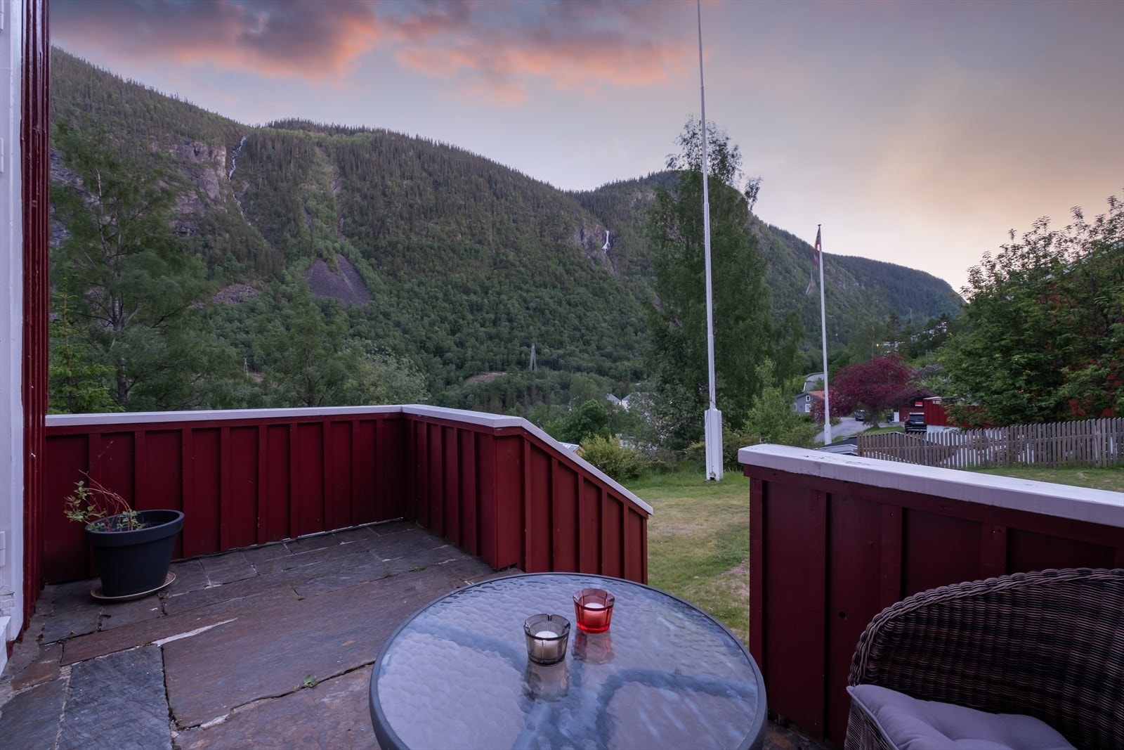 Her er du fint plassert i forhold til solen og gir gode muligheter for solbading om sommeren. Galleribilde
