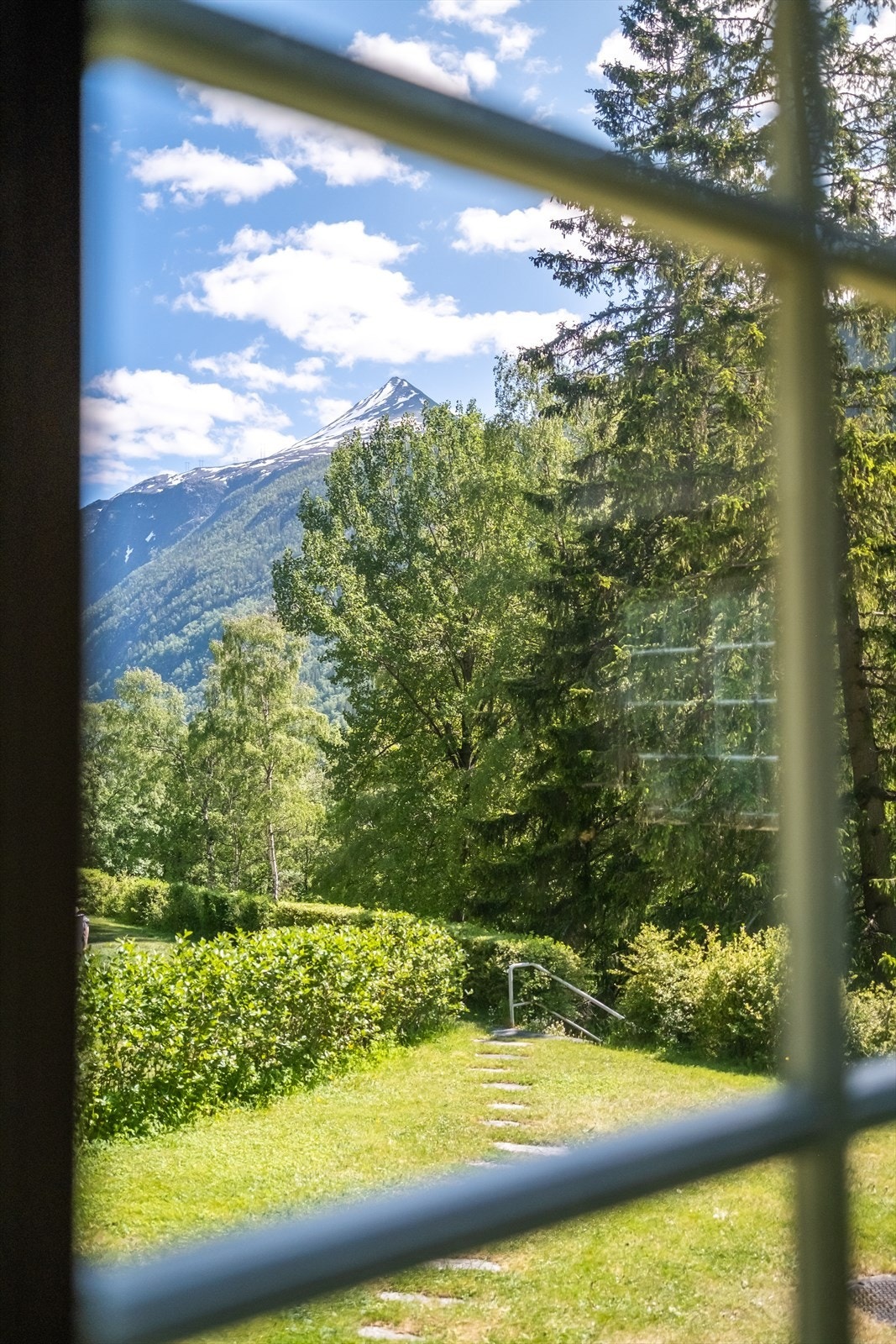 Eiendommen omkranses av flott natur og fjellandskap og har en nydelig utsikt opp mot Gaustatoppen. Galleribilde