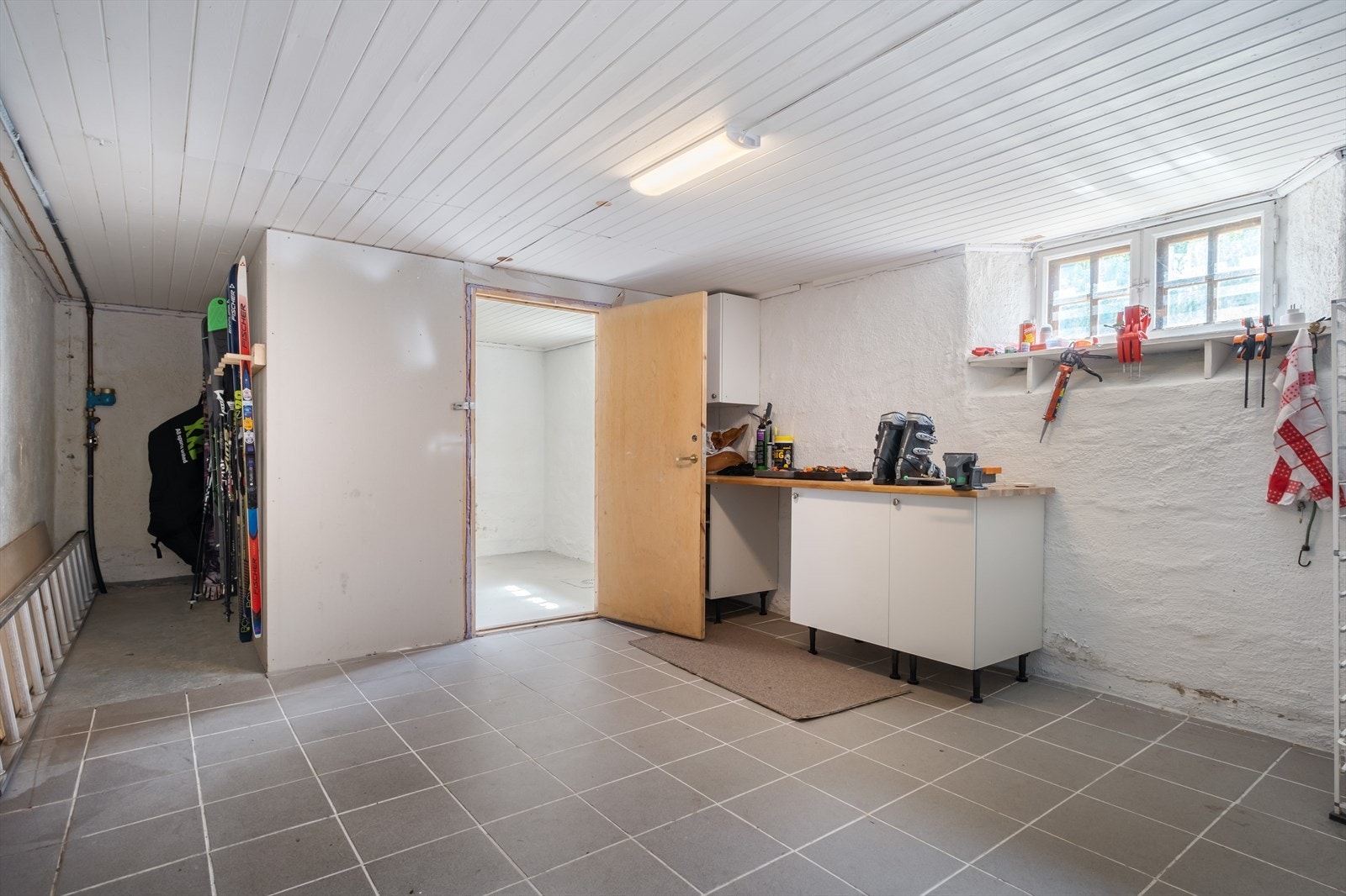 Kjeller består av 6 boder som tilbyr rikelig med lagringsplass. Etasjen er på 82 kvm og tilbyr flere muligheter for omgjøring til P-rom ved behov. (Må søkes om og brukendres) Galleribilde