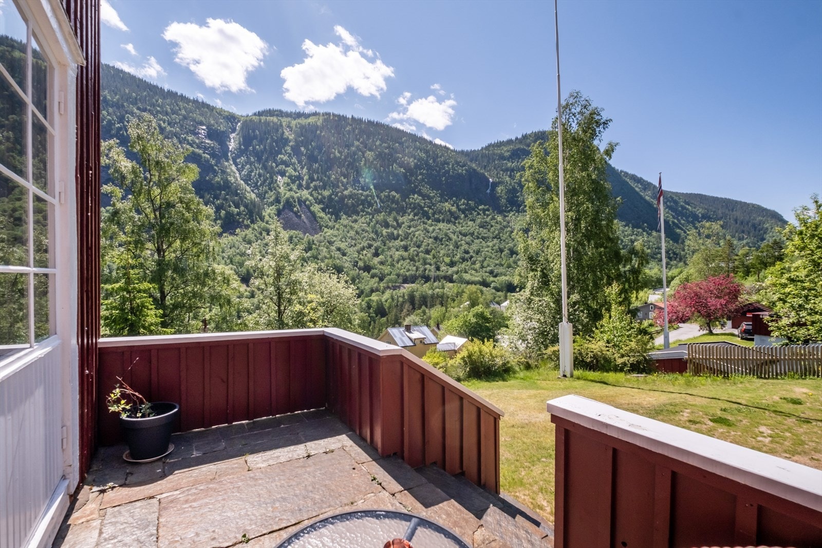 Boligen byr på flotte uteområder hvor man kan nyte sene sommerkvelder. Galleribilde