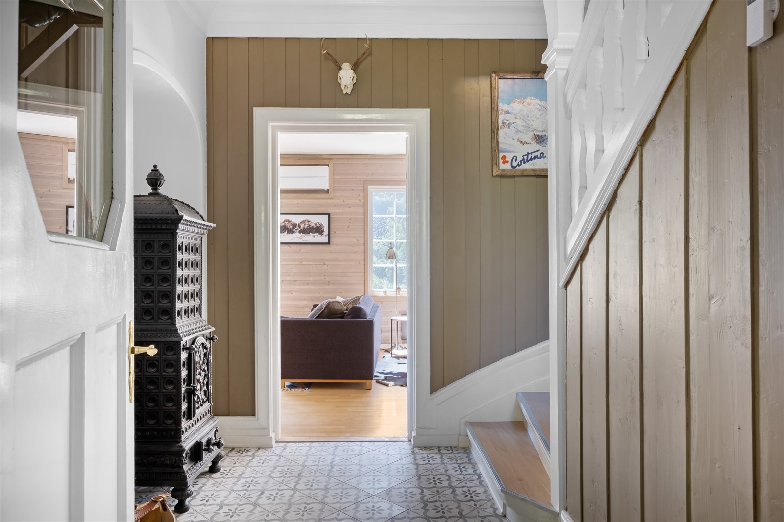 Elegant peisovn med klassiske trekk plassert i gangen. Galleribilde