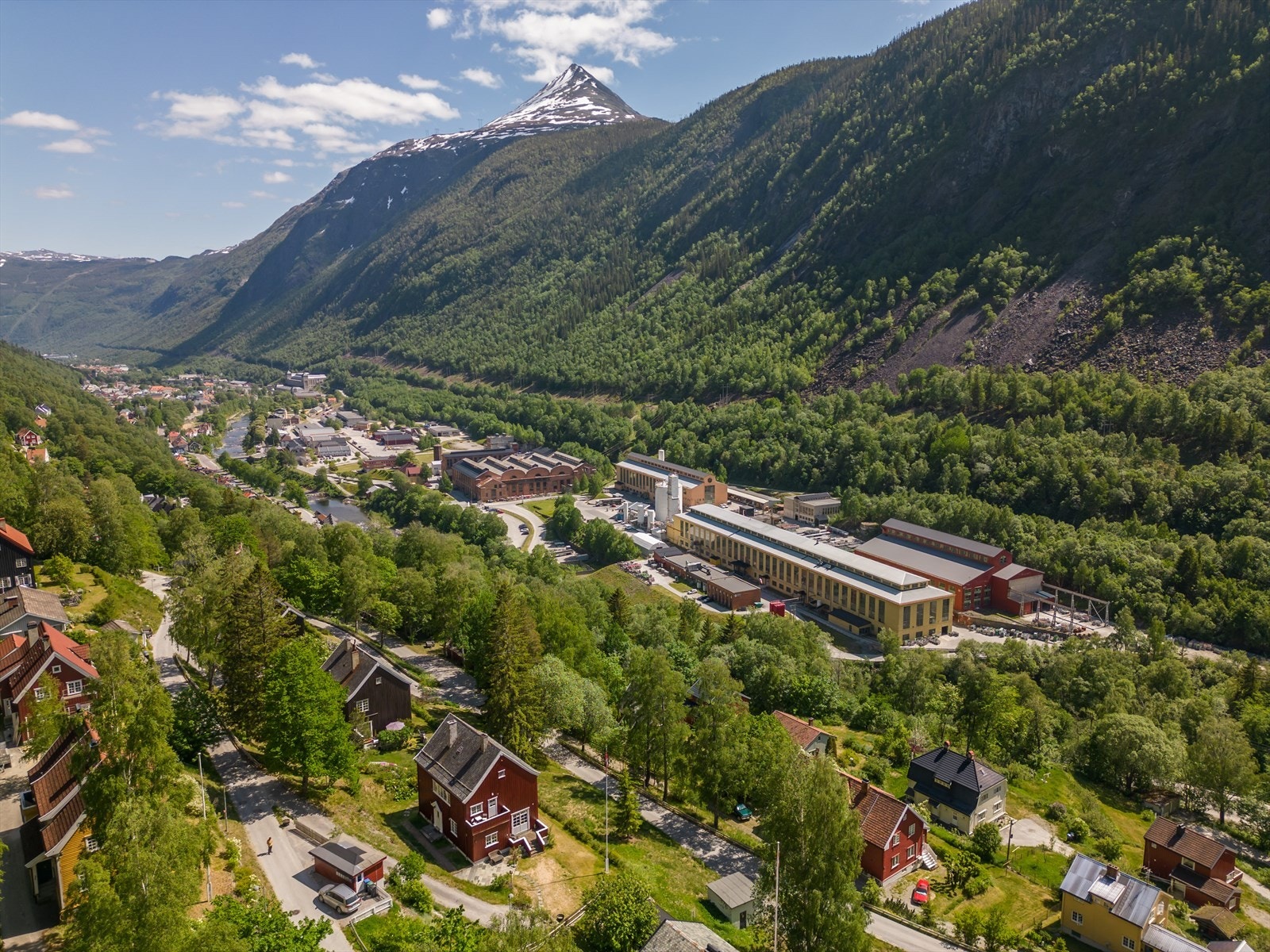 Fjellveien 5 byr på en kombinasjon av historisk betydning og naturskjønn beliggenhet, omgitt av spektakulær fjellandskap. Galleribilde