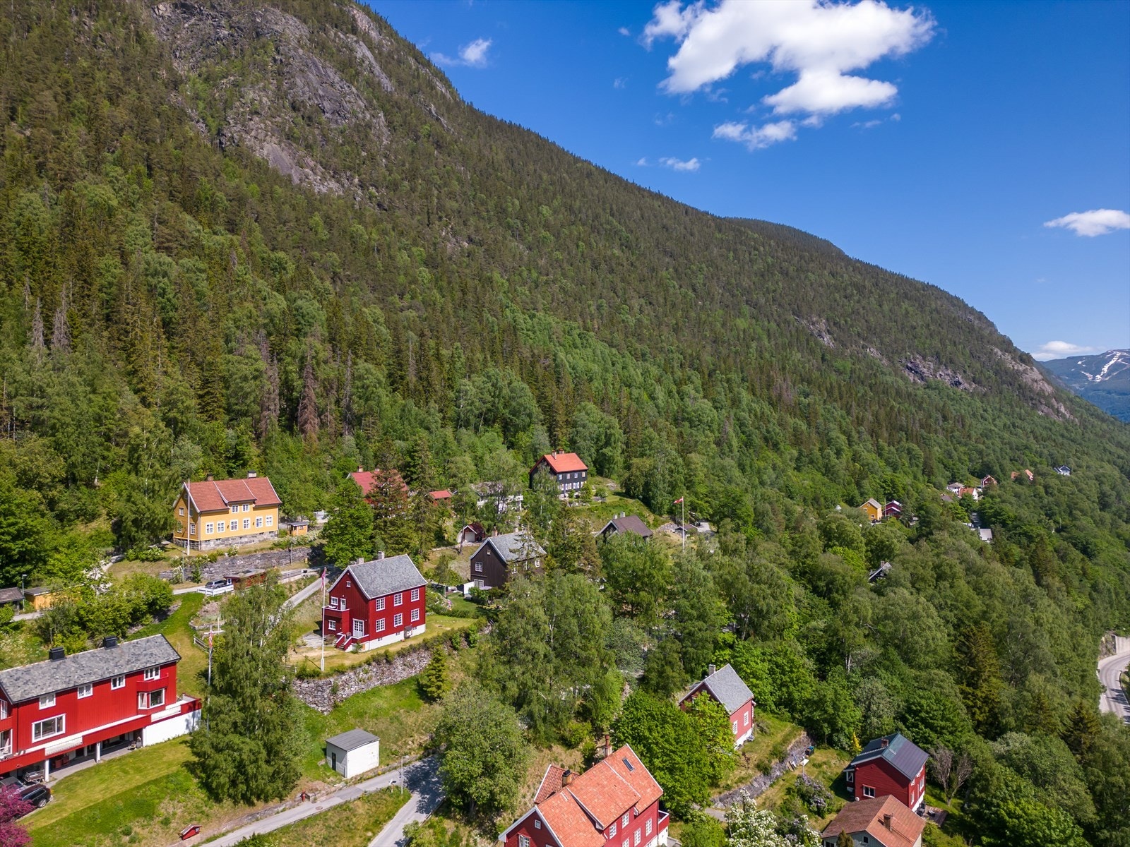 Kun et steinkast unna finner du krossobanen som tar deg videre oppover fjellet og videre inn mot elven er det flotte bademuligheter. Galleribilde