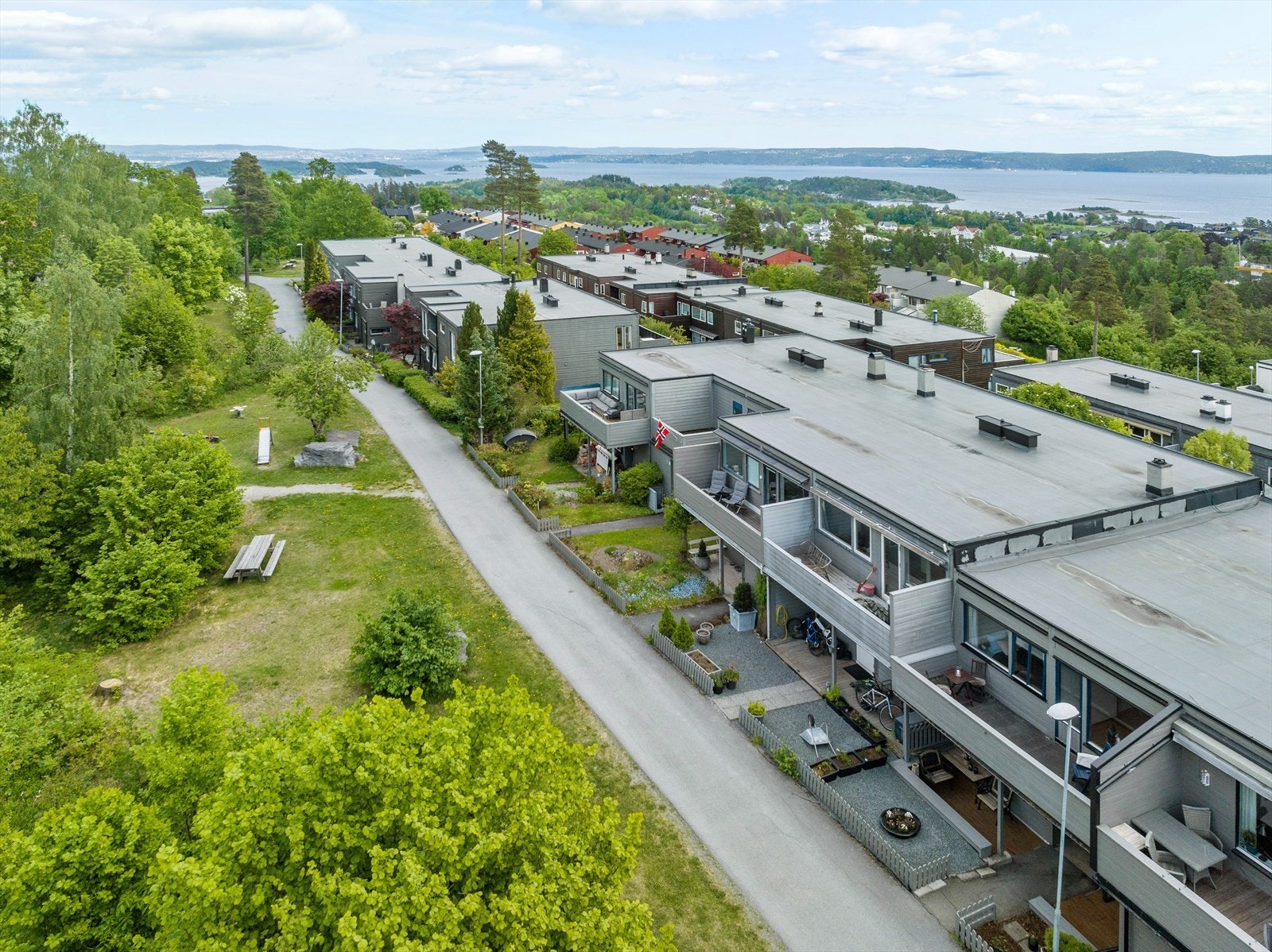 Her bor du på selveste Bleikeråsen, et skjermet og svært attraktivt område for barnefamilier med trygge bilfrie områder hvor barna fritt kan ferdes. Galleribilde