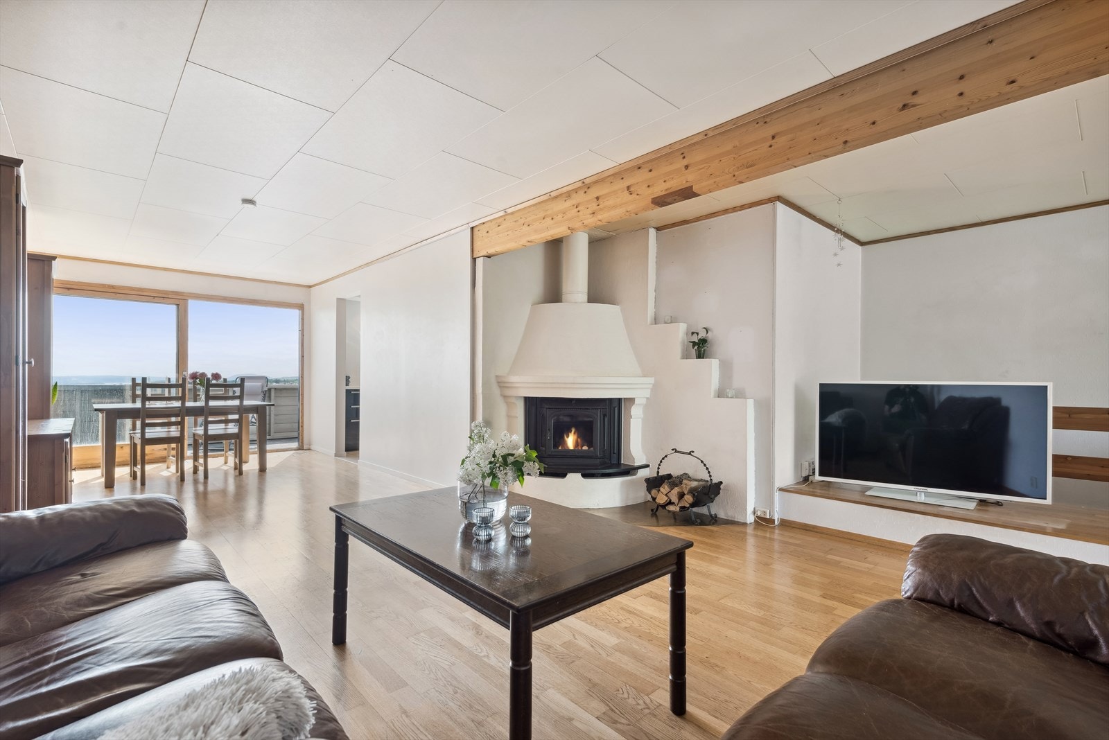 Stuen har en elementpeis som skaper kos og varme på kalde vinterdager. Galleribilde