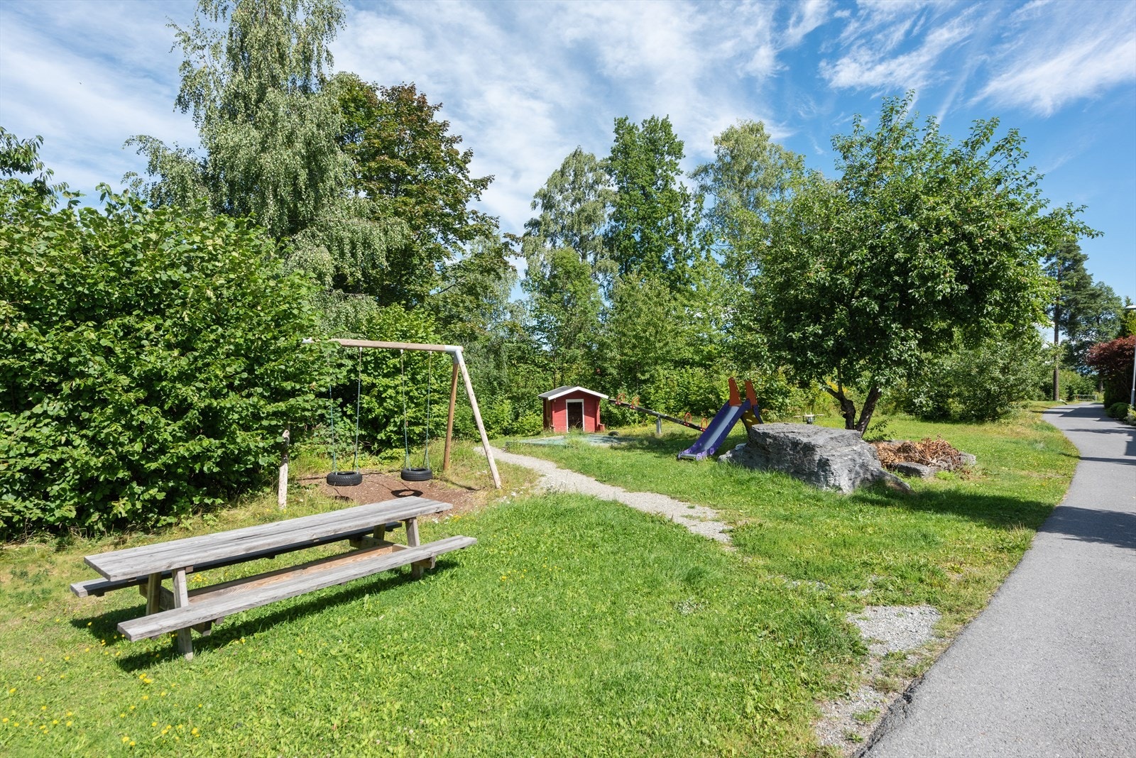 Det veldrevne og trivelige sameiet er vedlikeholdsfokusert og tilbyr meget flotte fellesområder med grønne lunger og lekeplass, samt et hyggelig naboskap i idylliske omgivelser. Galleribilde