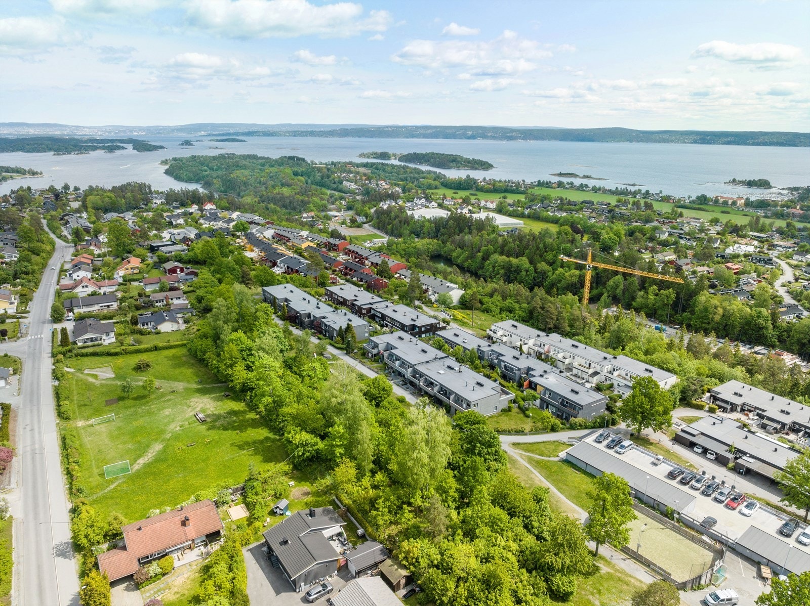 Boligen har meget god internbeliggenhet på feltet. Galleribilde