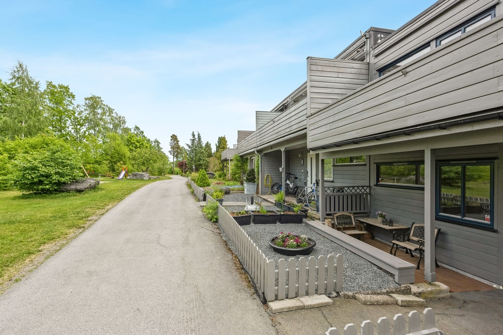 Boligen disponerer i tillegg en utvendig bod på 5 m², samt bruksrett til en garasjeplass i felles garasjeanlegg. Galleribilde