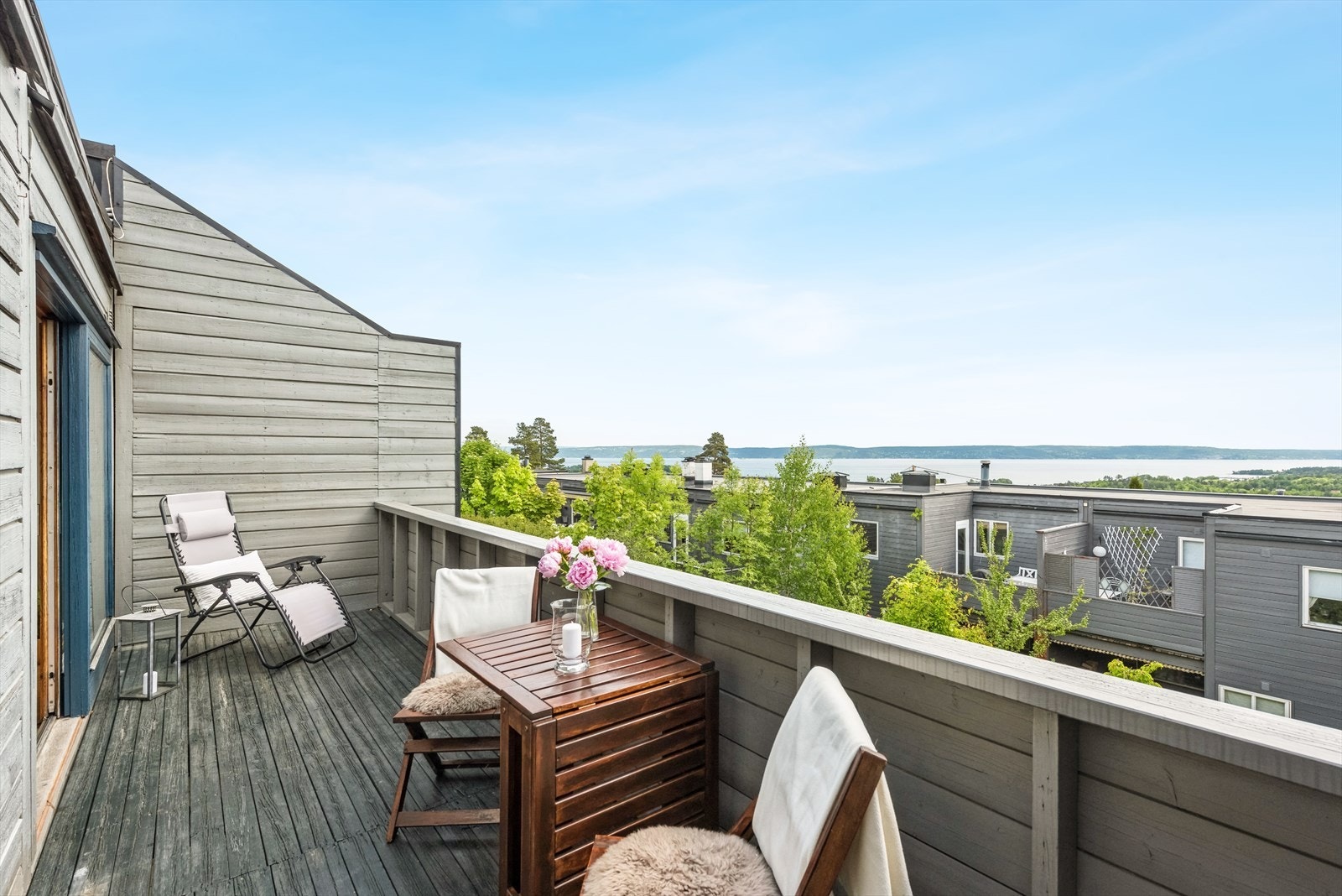 Balkongen på ca. 10 m² er beliggende sydøstvendt som gir flotte solforhold. Galleribilde