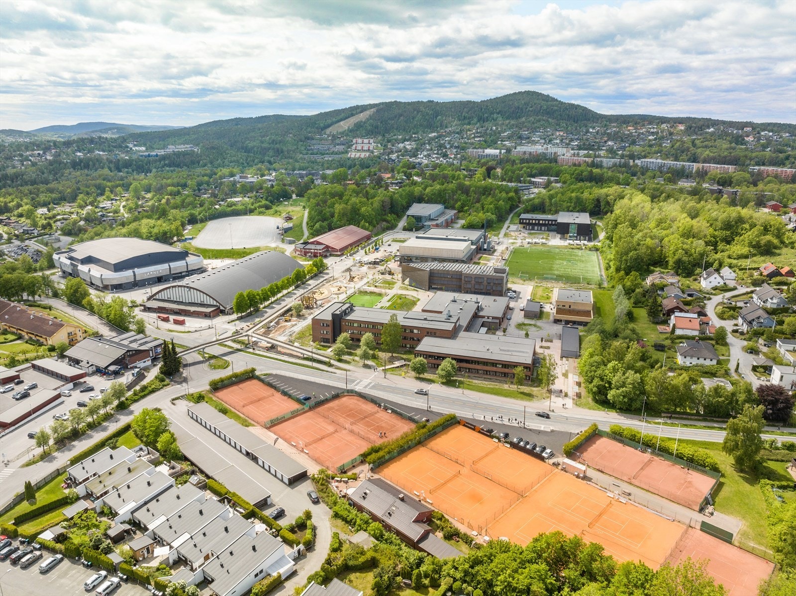 Bare noen hundre meter fra boligen ligger Risenga idrettspark med innendørs; svømmehall, tennis, håndball, basket, turn osv. og utendørs skøytebane, kunstgress og tennis osv. Bondi barneskole, Risenga ungdomsskole og Bleiker videregående. Galleribilde