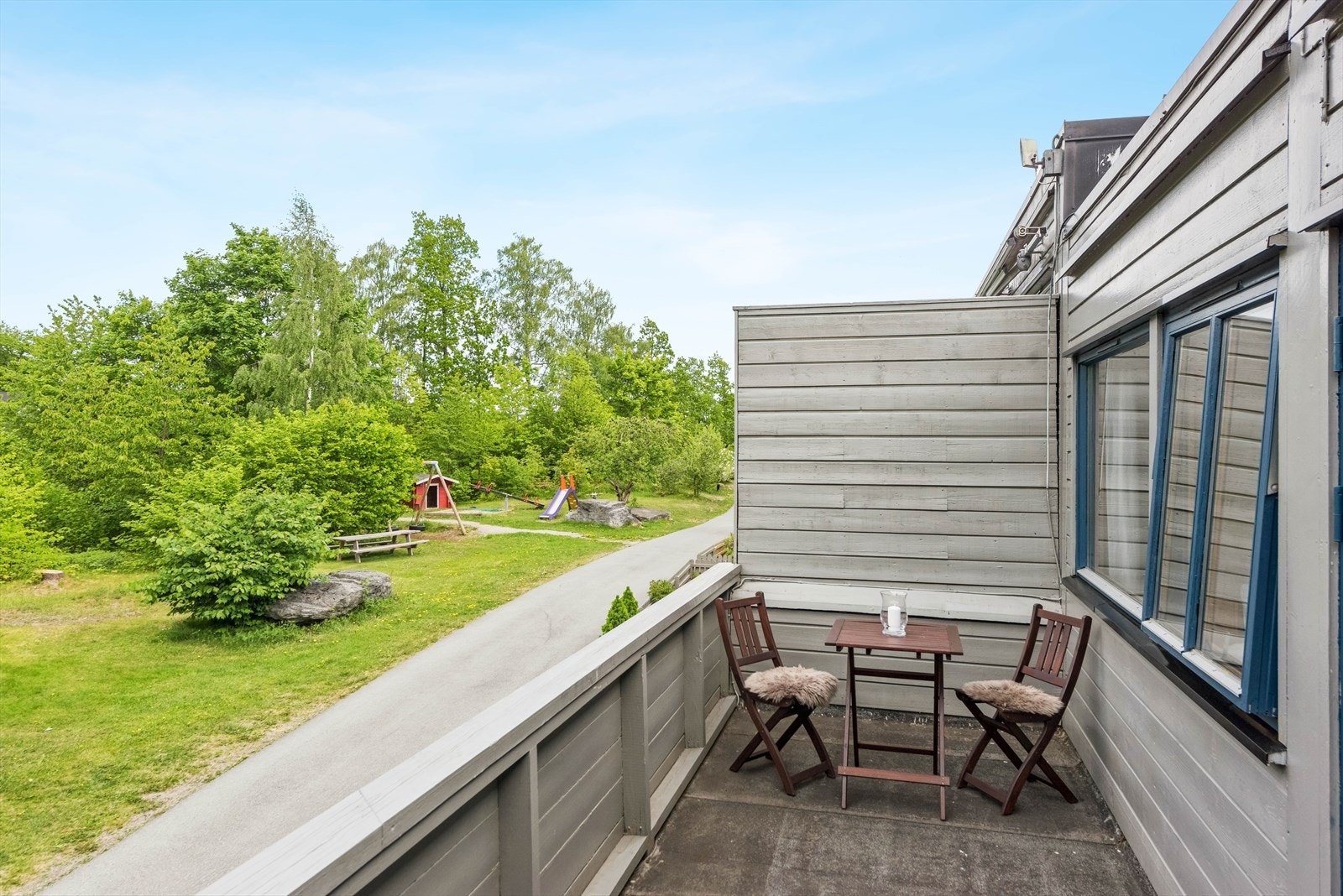 Oppe i 2.etasje har du fra stuen adkomst til en nordvestvendt terrasse på ca. 12 m². Galleribilde
