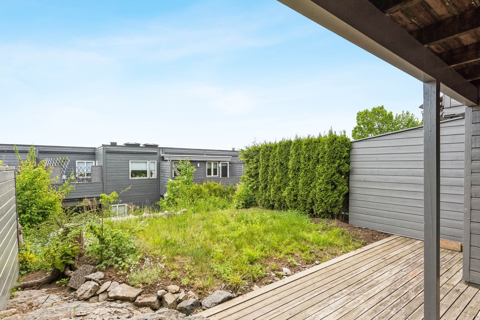 Fra soverommet er det en markterrasse og hage. Galleribilde