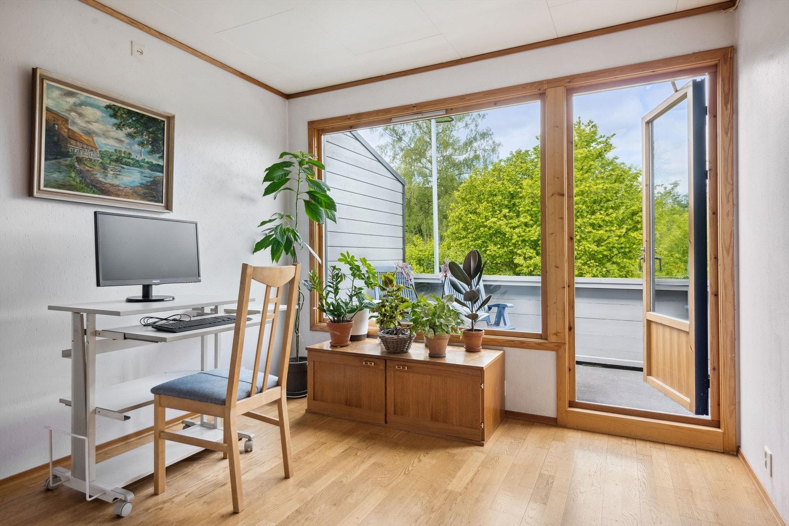 Stuen gir deg videre gode muligheter for et moderne hjemmekontor. Galleribilde