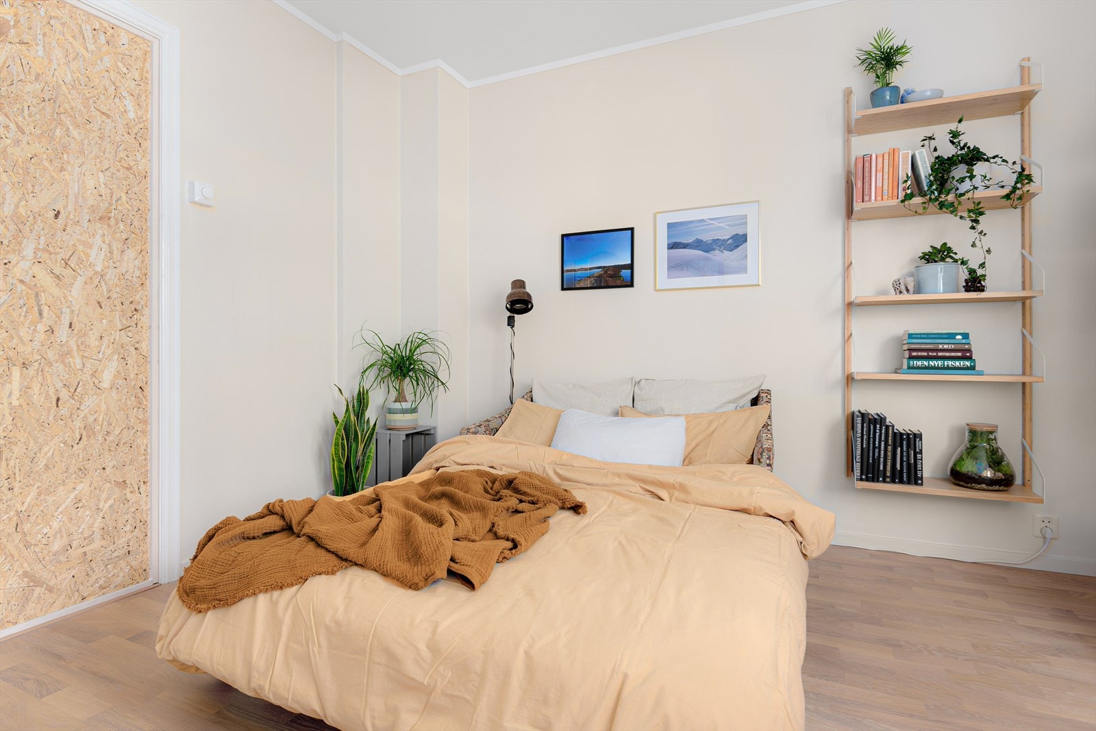 Det er også plass til en garderobeløsning her om du ønsker. Andre i borettslaget har åpnet vegg mot den innvendige boden og laget et walk-in closet der. Galleribilde