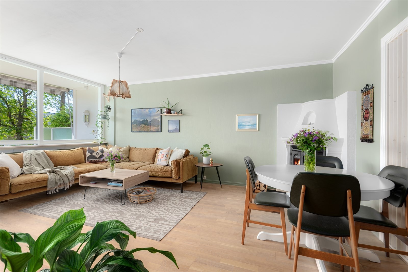 I denne koselige stuen vil du umiddelbart føle deg hjemme! De store vindusflatene sørger for rikelig med naturlig lys inn året rundt. Galleribilde