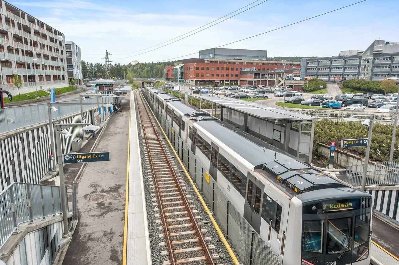 Kort vei til offentlig kommunikasjon, med 350 m til T-bane og buss. T-banens linje 3, Mortensrud - Kolsås, går åtte ganger i timen på hverdager 07-19 (10-19 lørdager). Reisetid til sentrum er ca. 20 min. Galleribilde