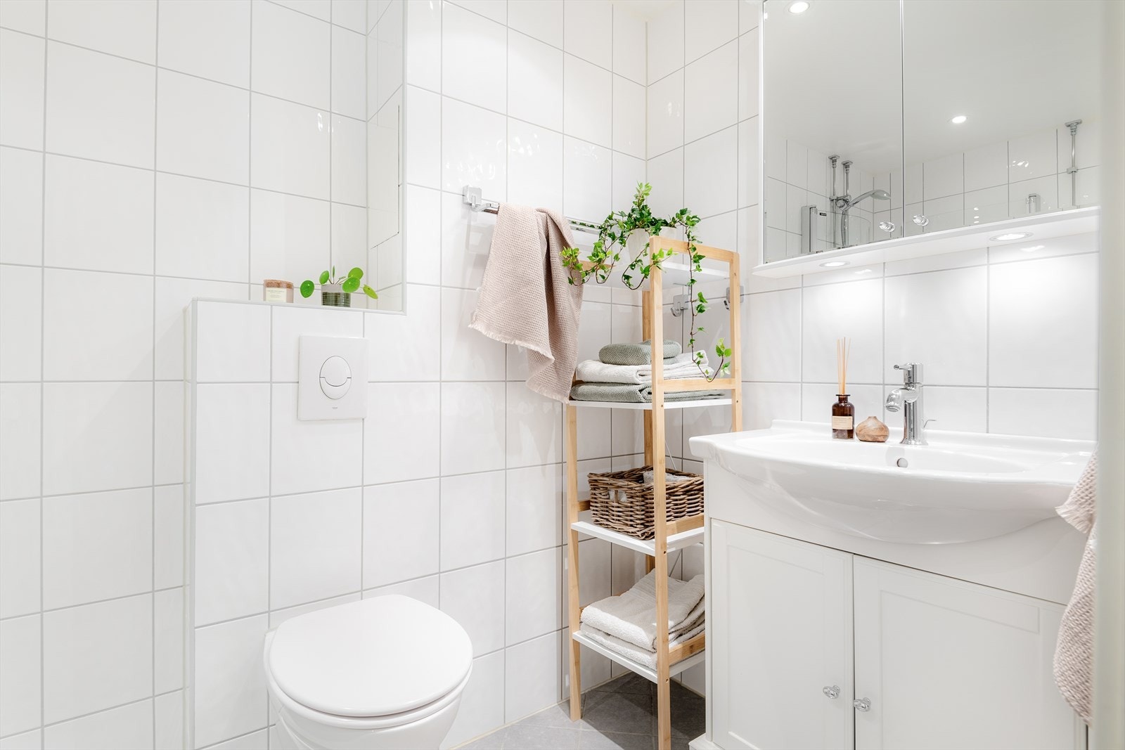 God plass til både en og to på morgenen. Det er varme i gulv og fin downlightsbelysning. Galleribilde